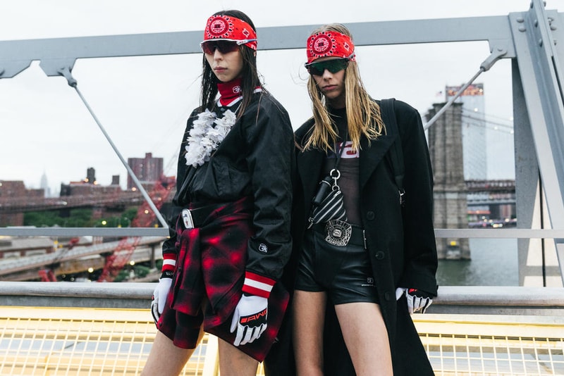 アメリカへの愛を表現した Alexander Wang の最新コレクションの舞台裏に潜入 『MTV』が一斉を風靡した2000年初頭を着想源に、ファッションの震源地であるアメリカが長い歴史で築き上げてきたスタイルの全てを凝縮 シンプルに“COLLECTION 1”というタイトルを掲げ、マンハッタンのハーバーサイド『Pier 19』で開催された〈Alexander Wang（アレキサンダー・ワン）〉の最新ランウェイは、Wangが想うアメリカンドリームと移民としてのルーツを表現したものだった。記録的大ヒットを記録したChildish Gambino（チャイルディッシュ・ガンビーノ）の“This is America”をクロージングソングに採用したショーは、Wangの「移民としてのルーツを持つアメリカ人のプライド」が来場に直に伝わったことだろう。だが、このコレクション自体は、何一つ混じり気のないアメリカ人らしさを称賛するものだったのである。  巨大な正方形の空間にそれと相反するヘヴィメタルのサウンドトラックが響きわたった今回のランウェイは、1980〜90年代の『MTV』や『Times Square』に訪れた観光客の服装など、現代アメリカファッションの原型を色濃く反映している。コレクションの根幹をなすクロップドパンツ、ローライダージーンズ、ケミカルなビブス、頭に巻かれたバンダナは、2000年の「MTV Video Music Awards」に登場したJennifer Lopez（ジェニファー・ロペス）がインスピレーションソース。また、〈adidas（アディダス）〉とのコラボレーションシューズはCrazy 97 EQT Elevationをベースのシルエットに採用しているほか、サングランスと米国への愛国心を感じさせるフェイスペイントも“COLLECTION 1”を象徴するものだった。その他にもオーバーサイズのジャージ、シルエットを誇張したレザージャケット、多様多種なレザーベルト、オンブレシャツ＆ショーツ、ペイズリープリントのボタンアップなど、コレクション全体をレッド/ブラックで統一した〈AW〉の最新コレクションは、ファッションの震源地としてアメリカが築き上げてきたものを凝縮していると言っても過言ではないだろう。  『HYPEBEAST』はそんな“COLLECTION 1”のバックステージに潜入することに成功。是非、ランウェイルックでは確認できないアパレルのディテールなどを上のフォトギャラリーからチェックしてみてほしい。  あわせて、先日デリバリーが完了した〈adidas Originals by Alexander Wang（アディダス オリジナルス バイ アレキサンダー ワン）〉の最新アイテム一覧もお見逃しなく。 HYPEBEAST