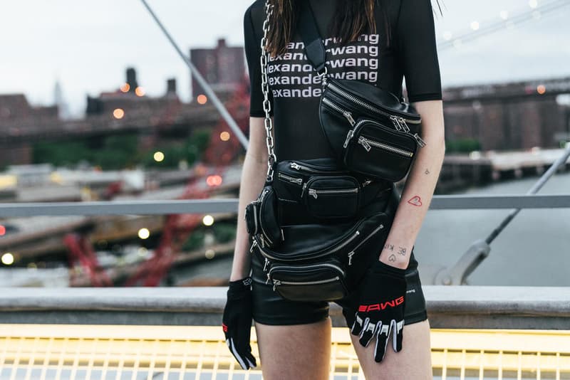 アメリカへの愛を表現した Alexander Wang の最新コレクションの舞台裏に潜入 『MTV』が一斉を風靡した2000年初頭を着想源に、ファッションの震源地であるアメリカが長い歴史で築き上げてきたスタイルの全てを凝縮 シンプルに“COLLECTION 1”というタイトルを掲げ、マンハッタンのハーバーサイド『Pier 19』で開催された〈Alexander Wang（アレキサンダー・ワン）〉の最新ランウェイは、Wangが想うアメリカンドリームと移民としてのルーツを表現したものだった。記録的大ヒットを記録したChildish Gambino（チャイルディッシュ・ガンビーノ）の“This is America”をクロージングソングに採用したショーは、Wangの「移民としてのルーツを持つアメリカ人のプライド」が来場に直に伝わったことだろう。だが、このコレクション自体は、何一つ混じり気のないアメリカ人らしさを称賛するものだったのである。  巨大な正方形の空間にそれと相反するヘヴィメタルのサウンドトラックが響きわたった今回のランウェイは、1980〜90年代の『MTV』や『Times Square』に訪れた観光客の服装など、現代アメリカファッションの原型を色濃く反映している。コレクションの根幹をなすクロップドパンツ、ローライダージーンズ、ケミカルなビブス、頭に巻かれたバンダナは、2000年の「MTV Video Music Awards」に登場したJennifer Lopez（ジェニファー・ロペス）がインスピレーションソース。また、〈adidas（アディダス）〉とのコラボレーションシューズはCrazy 97 EQT Elevationをベースのシルエットに採用しているほか、サングランスと米国への愛国心を感じさせるフェイスペイントも“COLLECTION 1”を象徴するものだった。その他にもオーバーサイズのジャージ、シルエットを誇張したレザージャケット、多様多種なレザーベルト、オンブレシャツ＆ショーツ、ペイズリープリントのボタンアップなど、コレクション全体をレッド/ブラックで統一した〈AW〉の最新コレクションは、ファッションの震源地としてアメリカが築き上げてきたものを凝縮していると言っても過言ではないだろう。  『HYPEBEAST』はそんな“COLLECTION 1”のバックステージに潜入することに成功。是非、ランウェイルックでは確認できないアパレルのディテールなどを上のフォトギャラリーからチェックしてみてほしい。  あわせて、先日デリバリーが完了した〈adidas Originals by Alexander Wang（アディダス オリジナルス バイ アレキサンダー ワン）〉の最新アイテム一覧もお見逃しなく。 HYPEBEAST