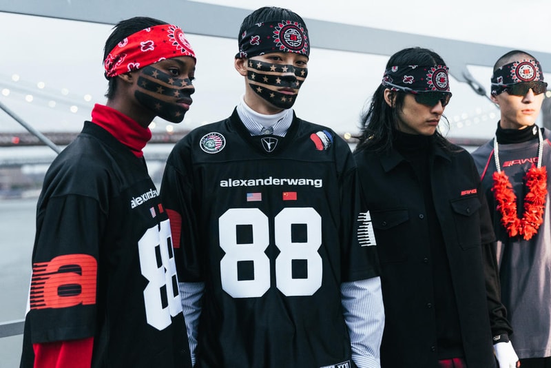 アメリカへの愛を表現した Alexander Wang の最新コレクションの舞台裏に潜入 『MTV』が一斉を風靡した2000年初頭を着想源に、ファッションの震源地であるアメリカが長い歴史で築き上げてきたスタイルの全てを凝縮 シンプルに“COLLECTION 1”というタイトルを掲げ、マンハッタンのハーバーサイド『Pier 19』で開催された〈Alexander Wang（アレキサンダー・ワン）〉の最新ランウェイは、Wangが想うアメリカンドリームと移民としてのルーツを表現したものだった。記録的大ヒットを記録したChildish Gambino（チャイルディッシュ・ガンビーノ）の“This is America”をクロージングソングに採用したショーは、Wangの「移民としてのルーツを持つアメリカ人のプライド」が来場に直に伝わったことだろう。だが、このコレクション自体は、何一つ混じり気のないアメリカ人らしさを称賛するものだったのである。  巨大な正方形の空間にそれと相反するヘヴィメタルのサウンドトラックが響きわたった今回のランウェイは、1980〜90年代の『MTV』や『Times Square』に訪れた観光客の服装など、現代アメリカファッションの原型を色濃く反映している。コレクションの根幹をなすクロップドパンツ、ローライダージーンズ、ケミカルなビブス、頭に巻かれたバンダナは、2000年の「MTV Video Music Awards」に登場したJennifer Lopez（ジェニファー・ロペス）がインスピレーションソース。また、〈adidas（アディダス）〉とのコラボレーションシューズはCrazy 97 EQT Elevationをベースのシルエットに採用しているほか、サングランスと米国への愛国心を感じさせるフェイスペイントも“COLLECTION 1”を象徴するものだった。その他にもオーバーサイズのジャージ、シルエットを誇張したレザージャケット、多様多種なレザーベルト、オンブレシャツ＆ショーツ、ペイズリープリントのボタンアップなど、コレクション全体をレッド/ブラックで統一した〈AW〉の最新コレクションは、ファッションの震源地としてアメリカが築き上げてきたものを凝縮していると言っても過言ではないだろう。  『HYPEBEAST』はそんな“COLLECTION 1”のバックステージに潜入することに成功。是非、ランウェイルックでは確認できないアパレルのディテールなどを上のフォトギャラリーからチェックしてみてほしい。  あわせて、先日デリバリーが完了した〈adidas Originals by Alexander Wang（アディダス オリジナルス バイ アレキサンダー ワン）〉の最新アイテム一覧もお見逃しなく。 HYPEBEAST