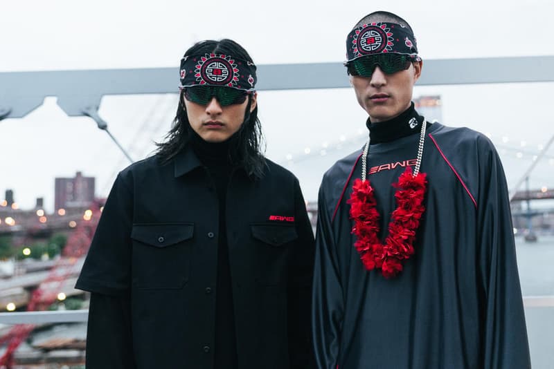 アメリカへの愛を表現した Alexander Wang の最新コレクションの舞台裏に潜入 『MTV』が一斉を風靡した2000年初頭を着想源に、ファッションの震源地であるアメリカが長い歴史で築き上げてきたスタイルの全てを凝縮 シンプルに“COLLECTION 1”というタイトルを掲げ、マンハッタンのハーバーサイド『Pier 19』で開催された〈Alexander Wang（アレキサンダー・ワン）〉の最新ランウェイは、Wangが想うアメリカンドリームと移民としてのルーツを表現したものだった。記録的大ヒットを記録したChildish Gambino（チャイルディッシュ・ガンビーノ）の“This is America”をクロージングソングに採用したショーは、Wangの「移民としてのルーツを持つアメリカ人のプライド」が来場に直に伝わったことだろう。だが、このコレクション自体は、何一つ混じり気のないアメリカ人らしさを称賛するものだったのである。  巨大な正方形の空間にそれと相反するヘヴィメタルのサウンドトラックが響きわたった今回のランウェイは、1980〜90年代の『MTV』や『Times Square』に訪れた観光客の服装など、現代アメリカファッションの原型を色濃く反映している。コレクションの根幹をなすクロップドパンツ、ローライダージーンズ、ケミカルなビブス、頭に巻かれたバンダナは、2000年の「MTV Video Music Awards」に登場したJennifer Lopez（ジェニファー・ロペス）がインスピレーションソース。また、〈adidas（アディダス）〉とのコラボレーションシューズはCrazy 97 EQT Elevationをベースのシルエットに採用しているほか、サングランスと米国への愛国心を感じさせるフェイスペイントも“COLLECTION 1”を象徴するものだった。その他にもオーバーサイズのジャージ、シルエットを誇張したレザージャケット、多様多種なレザーベルト、オンブレシャツ＆ショーツ、ペイズリープリントのボタンアップなど、コレクション全体をレッド/ブラックで統一した〈AW〉の最新コレクションは、ファッションの震源地としてアメリカが築き上げてきたものを凝縮していると言っても過言ではないだろう。  『HYPEBEAST』はそんな“COLLECTION 1”のバックステージに潜入することに成功。是非、ランウェイルックでは確認できないアパレルのディテールなどを上のフォトギャラリーからチェックしてみてほしい。  あわせて、先日デリバリーが完了した〈adidas Originals by Alexander Wang（アディダス オリジナルス バイ アレキサンダー ワン）〉の最新アイテム一覧もお見逃しなく。 HYPEBEAST