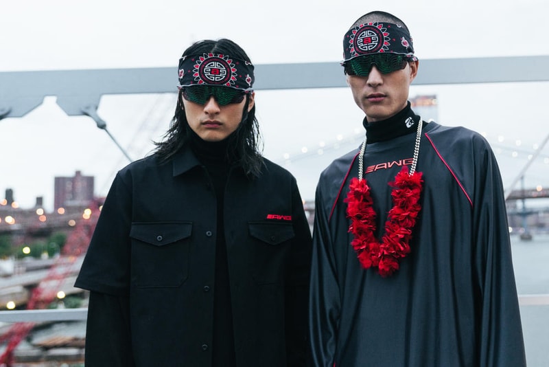アメリカへの愛を表現した Alexander Wang の最新コレクションの舞台裏に潜入 『MTV』が一斉を風靡した2000年初頭を着想源に、ファッションの震源地であるアメリカが長い歴史で築き上げてきたスタイルの全てを凝縮 シンプルに“COLLECTION 1”というタイトルを掲げ、マンハッタンのハーバーサイド『Pier 19』で開催された〈Alexander Wang（アレキサンダー・ワン）〉の最新ランウェイは、Wangが想うアメリカンドリームと移民としてのルーツを表現したものだった。記録的大ヒットを記録したChildish Gambino（チャイルディッシュ・ガンビーノ）の“This is America”をクロージングソングに採用したショーは、Wangの「移民としてのルーツを持つアメリカ人のプライド」が来場に直に伝わったことだろう。だが、このコレクション自体は、何一つ混じり気のないアメリカ人らしさを称賛するものだったのである。  巨大な正方形の空間にそれと相反するヘヴィメタルのサウンドトラックが響きわたった今回のランウェイは、1980〜90年代の『MTV』や『Times Square』に訪れた観光客の服装など、現代アメリカファッションの原型を色濃く反映している。コレクションの根幹をなすクロップドパンツ、ローライダージーンズ、ケミカルなビブス、頭に巻かれたバンダナは、2000年の「MTV Video Music Awards」に登場したJennifer Lopez（ジェニファー・ロペス）がインスピレーションソース。また、〈adidas（アディダス）〉とのコラボレーションシューズはCrazy 97 EQT Elevationをベースのシルエットに採用しているほか、サングランスと米国への愛国心を感じさせるフェイスペイントも“COLLECTION 1”を象徴するものだった。その他にもオーバーサイズのジャージ、シルエットを誇張したレザージャケット、多様多種なレザーベルト、オンブレシャツ＆ショーツ、ペイズリープリントのボタンアップなど、コレクション全体をレッド/ブラックで統一した〈AW〉の最新コレクションは、ファッションの震源地としてアメリカが築き上げてきたものを凝縮していると言っても過言ではないだろう。  『HYPEBEAST』はそんな“COLLECTION 1”のバックステージに潜入することに成功。是非、ランウェイルックでは確認できないアパレルのディテールなどを上のフォトギャラリーからチェックしてみてほしい。  あわせて、先日デリバリーが完了した〈adidas Originals by Alexander Wang（アディダス オリジナルス バイ アレキサンダー ワン）〉の最新アイテム一覧もお見逃しなく。 HYPEBEAST