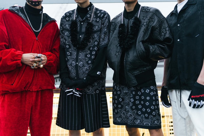 アメリカへの愛を表現した Alexander Wang の最新コレクションの舞台裏に潜入 『MTV』が一斉を風靡した2000年初頭を着想源に、ファッションの震源地であるアメリカが長い歴史で築き上げてきたスタイルの全てを凝縮 シンプルに“COLLECTION 1”というタイトルを掲げ、マンハッタンのハーバーサイド『Pier 19』で開催された〈Alexander Wang（アレキサンダー・ワン）〉の最新ランウェイは、Wangが想うアメリカンドリームと移民としてのルーツを表現したものだった。記録的大ヒットを記録したChildish Gambino（チャイルディッシュ・ガンビーノ）の“This is America”をクロージングソングに採用したショーは、Wangの「移民としてのルーツを持つアメリカ人のプライド」が来場に直に伝わったことだろう。だが、このコレクション自体は、何一つ混じり気のないアメリカ人らしさを称賛するものだったのである。  巨大な正方形の空間にそれと相反するヘヴィメタルのサウンドトラックが響きわたった今回のランウェイは、1980〜90年代の『MTV』や『Times Square』に訪れた観光客の服装など、現代アメリカファッションの原型を色濃く反映している。コレクションの根幹をなすクロップドパンツ、ローライダージーンズ、ケミカルなビブス、頭に巻かれたバンダナは、2000年の「MTV Video Music Awards」に登場したJennifer Lopez（ジェニファー・ロペス）がインスピレーションソース。また、〈adidas（アディダス）〉とのコラボレーションシューズはCrazy 97 EQT Elevationをベースのシルエットに採用しているほか、サングランスと米国への愛国心を感じさせるフェイスペイントも“COLLECTION 1”を象徴するものだった。その他にもオーバーサイズのジャージ、シルエットを誇張したレザージャケット、多様多種なレザーベルト、オンブレシャツ＆ショーツ、ペイズリープリントのボタンアップなど、コレクション全体をレッド/ブラックで統一した〈AW〉の最新コレクションは、ファッションの震源地としてアメリカが築き上げてきたものを凝縮していると言っても過言ではないだろう。  『HYPEBEAST』はそんな“COLLECTION 1”のバックステージに潜入することに成功。是非、ランウェイルックでは確認できないアパレルのディテールなどを上のフォトギャラリーからチェックしてみてほしい。  あわせて、先日デリバリーが完了した〈adidas Originals by Alexander Wang（アディダス オリジナルス バイ アレキサンダー ワン）〉の最新アイテム一覧もお見逃しなく。 HYPEBEAST