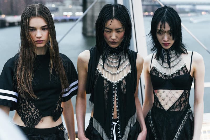 アメリカへの愛を表現した Alexander Wang の最新コレクションの舞台裏に潜入 『MTV』が一斉を風靡した2000年初頭を着想源に、ファッションの震源地であるアメリカが長い歴史で築き上げてきたスタイルの全てを凝縮 シンプルに“COLLECTION 1”というタイトルを掲げ、マンハッタンのハーバーサイド『Pier 19』で開催された〈Alexander Wang（アレキサンダー・ワン）〉の最新ランウェイは、Wangが想うアメリカンドリームと移民としてのルーツを表現したものだった。記録的大ヒットを記録したChildish Gambino（チャイルディッシュ・ガンビーノ）の“This is America”をクロージングソングに採用したショーは、Wangの「移民としてのルーツを持つアメリカ人のプライド」が来場に直に伝わったことだろう。だが、このコレクション自体は、何一つ混じり気のないアメリカ人らしさを称賛するものだったのである。  巨大な正方形の空間にそれと相反するヘヴィメタルのサウンドトラックが響きわたった今回のランウェイは、1980〜90年代の『MTV』や『Times Square』に訪れた観光客の服装など、現代アメリカファッションの原型を色濃く反映している。コレクションの根幹をなすクロップドパンツ、ローライダージーンズ、ケミカルなビブス、頭に巻かれたバンダナは、2000年の「MTV Video Music Awards」に登場したJennifer Lopez（ジェニファー・ロペス）がインスピレーションソース。また、〈adidas（アディダス）〉とのコラボレーションシューズはCrazy 97 EQT Elevationをベースのシルエットに採用しているほか、サングランスと米国への愛国心を感じさせるフェイスペイントも“COLLECTION 1”を象徴するものだった。その他にもオーバーサイズのジャージ、シルエットを誇張したレザージャケット、多様多種なレザーベルト、オンブレシャツ＆ショーツ、ペイズリープリントのボタンアップなど、コレクション全体をレッド/ブラックで統一した〈AW〉の最新コレクションは、ファッションの震源地としてアメリカが築き上げてきたものを凝縮していると言っても過言ではないだろう。  『HYPEBEAST』はそんな“COLLECTION 1”のバックステージに潜入することに成功。是非、ランウェイルックでは確認できないアパレルのディテールなどを上のフォトギャラリーからチェックしてみてほしい。  あわせて、先日デリバリーが完了した〈adidas Originals by Alexander Wang（アディダス オリジナルス バイ アレキサンダー ワン）〉の最新アイテム一覧もお見逃しなく。 HYPEBEAST