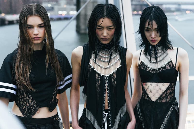 アメリカへの愛を表現した Alexander Wang の最新コレクションの舞台裏に潜入 『MTV』が一斉を風靡した2000年初頭を着想源に、ファッションの震源地であるアメリカが長い歴史で築き上げてきたスタイルの全てを凝縮 シンプルに“COLLECTION 1”というタイトルを掲げ、マンハッタンのハーバーサイド『Pier 19』で開催された〈Alexander Wang(アレキサンダー・ワン)〉の最新ランウェイは、Wangが想うアメリカンドリームと移民としてのルーツを表現したものだった。記録的大ヒットを記録したChildish Gambino(チャイルディッシュ・ガンビーノ)の“This is America”をクロージングソングに採用したショーは、Wangの「移民としてのルーツを持つアメリカ人のプライド」が来場に直に伝わったことだろう。だが、このコレクション自体は、何一つ混じり気のないアメリカ人らしさを称賛するものだったのである。 巨大な正方形の空間にそれと相反するヘヴィメタルのサウンドトラックが響きわたった今回のランウェイは、1980〜90年代の『MTV』や『Times Square』に訪れた観光客の服装など、現代アメリカファッションの原型を色濃く反映している。コレクションの根幹をなすクロップドパンツ、ローライダージーンズ、ケミカルなビブス、頭に巻かれたバンダナは、2000年の「MTV Video Music Awards」に登場したJennifer Lopez(ジェニファー・ロペス)がインスピレーションソース。また、〈adidas(アディダス)〉とのコラボレーションシューズはCrazy 97 EQT Elevationをベースのシルエットに採用しているほか、サングランスと米国への愛国心を感じさせるフェイスペイントも“COLLECTION 1”を象徴するものだった。その他にもオーバーサイズのジャージ、シルエットを誇張したレザージャケット、多様多種なレザーベルト、オンブレシャツ&ショーツ、ペイズリープリントのボタンアップなど、コレクション全体をレッド/ブラックで統一した〈AW〉の最新コレクションは、ファッションの震源地としてアメリカが築き上げてきたものを凝縮していると言っても過言ではないだろう。 『HYPEBEAST』はそんな“COLLECTION 1”のバックステージに潜入することに成功。是非、ランウェイルックでは確認できないアパレルのディテールなどを上のフォトギャラリーからチェックしてみてほしい。 あわせて、先日デリバリーが完了した〈adidas Originals by Alexander Wang(アディダス オリジナルス バイ アレキサンダー ワン)〉の最新アイテム一覧もお見逃しなく。 HYPEBEAST