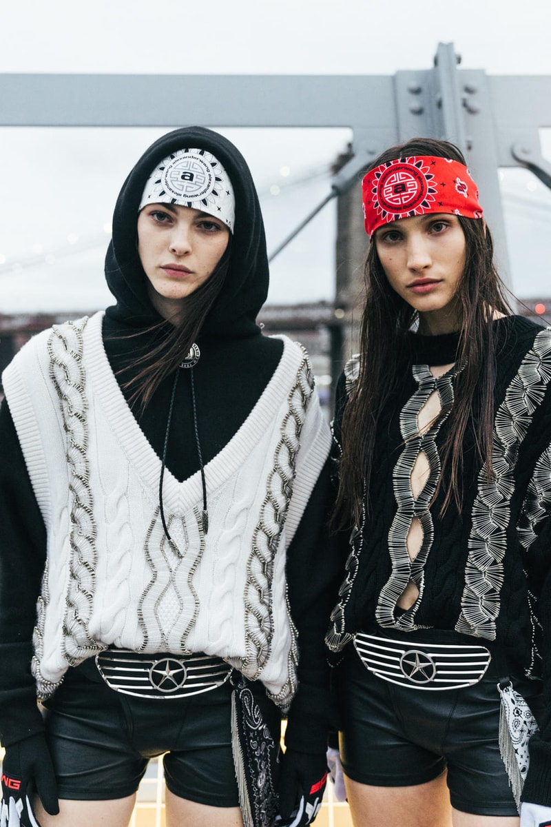 アメリカへの愛を表現した Alexander Wang の最新コレクションの舞台裏に潜入 『MTV』が一斉を風靡した2000年初頭を着想源に、ファッションの震源地であるアメリカが長い歴史で築き上げてきたスタイルの全てを凝縮 シンプルに“COLLECTION 1”というタイトルを掲げ、マンハッタンのハーバーサイド『Pier 19』で開催された〈Alexander Wang（アレキサンダー・ワン）〉の最新ランウェイは、Wangが想うアメリカンドリームと移民としてのルーツを表現したものだった。記録的大ヒットを記録したChildish Gambino（チャイルディッシュ・ガンビーノ）の“This is America”をクロージングソングに採用したショーは、Wangの「移民としてのルーツを持つアメリカ人のプライド」が来場に直に伝わったことだろう。だが、このコレクション自体は、何一つ混じり気のないアメリカ人らしさを称賛するものだったのである。  巨大な正方形の空間にそれと相反するヘヴィメタルのサウンドトラックが響きわたった今回のランウェイは、1980〜90年代の『MTV』や『Times Square』に訪れた観光客の服装など、現代アメリカファッションの原型を色濃く反映している。コレクションの根幹をなすクロップドパンツ、ローライダージーンズ、ケミカルなビブス、頭に巻かれたバンダナは、2000年の「MTV Video Music Awards」に登場したJennifer Lopez（ジェニファー・ロペス）がインスピレーションソース。また、〈adidas（アディダス）〉とのコラボレーションシューズはCrazy 97 EQT Elevationをベースのシルエットに採用しているほか、サングランスと米国への愛国心を感じさせるフェイスペイントも“COLLECTION 1”を象徴するものだった。その他にもオーバーサイズのジャージ、シルエットを誇張したレザージャケット、多様多種なレザーベルト、オンブレシャツ＆ショーツ、ペイズリープリントのボタンアップなど、コレクション全体をレッド/ブラックで統一した〈AW〉の最新コレクションは、ファッションの震源地としてアメリカが築き上げてきたものを凝縮していると言っても過言ではないだろう。  『HYPEBEAST』はそんな“COLLECTION 1”のバックステージに潜入することに成功。是非、ランウェイルックでは確認できないアパレルのディテールなどを上のフォトギャラリーからチェックしてみてほしい。  あわせて、先日デリバリーが完了した〈adidas Originals by Alexander Wang（アディダス オリジナルス バイ アレキサンダー ワン）〉の最新アイテム一覧もお見逃しなく。 HYPEBEAST