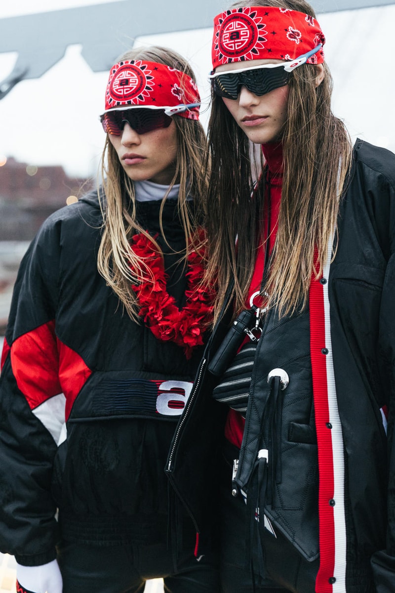アメリカへの愛を表現した Alexander Wang の最新コレクションの舞台裏に潜入 『MTV』が一斉を風靡した2000年初頭を着想源に、ファッションの震源地であるアメリカが長い歴史で築き上げてきたスタイルの全てを凝縮 シンプルに“COLLECTION 1”というタイトルを掲げ、マンハッタンのハーバーサイド『Pier 19』で開催された〈Alexander Wang（アレキサンダー・ワン）〉の最新ランウェイは、Wangが想うアメリカンドリームと移民としてのルーツを表現したものだった。記録的大ヒットを記録したChildish Gambino（チャイルディッシュ・ガンビーノ）の“This is America”をクロージングソングに採用したショーは、Wangの「移民としてのルーツを持つアメリカ人のプライド」が来場に直に伝わったことだろう。だが、このコレクション自体は、何一つ混じり気のないアメリカ人らしさを称賛するものだったのである。  巨大な正方形の空間にそれと相反するヘヴィメタルのサウンドトラックが響きわたった今回のランウェイは、1980〜90年代の『MTV』や『Times Square』に訪れた観光客の服装など、現代アメリカファッションの原型を色濃く反映している。コレクションの根幹をなすクロップドパンツ、ローライダージーンズ、ケミカルなビブス、頭に巻かれたバンダナは、2000年の「MTV Video Music Awards」に登場したJennifer Lopez（ジェニファー・ロペス）がインスピレーションソース。また、〈adidas（アディダス）〉とのコラボレーションシューズはCrazy 97 EQT Elevationをベースのシルエットに採用しているほか、サングランスと米国への愛国心を感じさせるフェイスペイントも“COLLECTION 1”を象徴するものだった。その他にもオーバーサイズのジャージ、シルエットを誇張したレザージャケット、多様多種なレザーベルト、オンブレシャツ＆ショーツ、ペイズリープリントのボタンアップなど、コレクション全体をレッド/ブラックで統一した〈AW〉の最新コレクションは、ファッションの震源地としてアメリカが築き上げてきたものを凝縮していると言っても過言ではないだろう。  『HYPEBEAST』はそんな“COLLECTION 1”のバックステージに潜入することに成功。是非、ランウェイルックでは確認できないアパレルのディテールなどを上のフォトギャラリーからチェックしてみてほしい。  あわせて、先日デリバリーが完了した〈adidas Originals by Alexander Wang（アディダス オリジナルス バイ アレキサンダー ワン）〉の最新アイテム一覧もお見逃しなく。 HYPEBEAST
