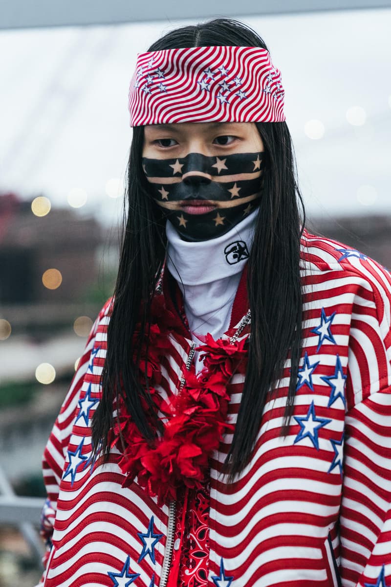 アメリカへの愛を表現した Alexander Wang の最新コレクションの舞台裏に潜入 『MTV』が一斉を風靡した2000年初頭を着想源に、ファッションの震源地であるアメリカが長い歴史で築き上げてきたスタイルの全てを凝縮 シンプルに“COLLECTION 1”というタイトルを掲げ、マンハッタンのハーバーサイド『Pier 19』で開催された〈Alexander Wang（アレキサンダー・ワン）〉の最新ランウェイは、Wangが想うアメリカンドリームと移民としてのルーツを表現したものだった。記録的大ヒットを記録したChildish Gambino（チャイルディッシュ・ガンビーノ）の“This is America”をクロージングソングに採用したショーは、Wangの「移民としてのルーツを持つアメリカ人のプライド」が来場に直に伝わったことだろう。だが、このコレクション自体は、何一つ混じり気のないアメリカ人らしさを称賛するものだったのである。  巨大な正方形の空間にそれと相反するヘヴィメタルのサウンドトラックが響きわたった今回のランウェイは、1980〜90年代の『MTV』や『Times Square』に訪れた観光客の服装など、現代アメリカファッションの原型を色濃く反映している。コレクションの根幹をなすクロップドパンツ、ローライダージーンズ、ケミカルなビブス、頭に巻かれたバンダナは、2000年の「MTV Video Music Awards」に登場したJennifer Lopez（ジェニファー・ロペス）がインスピレーションソース。また、〈adidas（アディダス）〉とのコラボレーションシューズはCrazy 97 EQT Elevationをベースのシルエットに採用しているほか、サングランスと米国への愛国心を感じさせるフェイスペイントも“COLLECTION 1”を象徴するものだった。その他にもオーバーサイズのジャージ、シルエットを誇張したレザージャケット、多様多種なレザーベルト、オンブレシャツ＆ショーツ、ペイズリープリントのボタンアップなど、コレクション全体をレッド/ブラックで統一した〈AW〉の最新コレクションは、ファッションの震源地としてアメリカが築き上げてきたものを凝縮していると言っても過言ではないだろう。  『HYPEBEAST』はそんな“COLLECTION 1”のバックステージに潜入することに成功。是非、ランウェイルックでは確認できないアパレルのディテールなどを上のフォトギャラリーからチェックしてみてほしい。  あわせて、先日デリバリーが完了した〈adidas Originals by Alexander Wang（アディダス オリジナルス バイ アレキサンダー ワン）〉の最新アイテム一覧もお見逃しなく。 HYPEBEAST