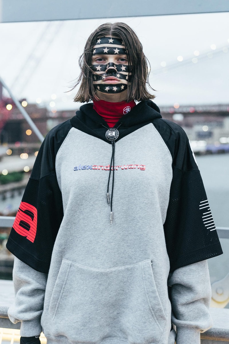 アメリカへの愛を表現した Alexander Wang の最新コレクションの舞台裏に潜入 『MTV』が一斉を風靡した2000年初頭を着想源に、ファッションの震源地であるアメリカが長い歴史で築き上げてきたスタイルの全てを凝縮 シンプルに“COLLECTION 1”というタイトルを掲げ、マンハッタンのハーバーサイド『Pier 19』で開催された〈Alexander Wang（アレキサンダー・ワン）〉の最新ランウェイは、Wangが想うアメリカンドリームと移民としてのルーツを表現したものだった。記録的大ヒットを記録したChildish Gambino（チャイルディッシュ・ガンビーノ）の“This is America”をクロージングソングに採用したショーは、Wangの「移民としてのルーツを持つアメリカ人のプライド」が来場に直に伝わったことだろう。だが、このコレクション自体は、何一つ混じり気のないアメリカ人らしさを称賛するものだったのである。  巨大な正方形の空間にそれと相反するヘヴィメタルのサウンドトラックが響きわたった今回のランウェイは、1980〜90年代の『MTV』や『Times Square』に訪れた観光客の服装など、現代アメリカファッションの原型を色濃く反映している。コレクションの根幹をなすクロップドパンツ、ローライダージーンズ、ケミカルなビブス、頭に巻かれたバンダナは、2000年の「MTV Video Music Awards」に登場したJennifer Lopez（ジェニファー・ロペス）がインスピレーションソース。また、〈adidas（アディダス）〉とのコラボレーションシューズはCrazy 97 EQT Elevationをベースのシルエットに採用しているほか、サングランスと米国への愛国心を感じさせるフェイスペイントも“COLLECTION 1”を象徴するものだった。その他にもオーバーサイズのジャージ、シルエットを誇張したレザージャケット、多様多種なレザーベルト、オンブレシャツ＆ショーツ、ペイズリープリントのボタンアップなど、コレクション全体をレッド/ブラックで統一した〈AW〉の最新コレクションは、ファッションの震源地としてアメリカが築き上げてきたものを凝縮していると言っても過言ではないだろう。  『HYPEBEAST』はそんな“COLLECTION 1”のバックステージに潜入することに成功。是非、ランウェイルックでは確認できないアパレルのディテールなどを上のフォトギャラリーからチェックしてみてほしい。  あわせて、先日デリバリーが完了した〈adidas Originals by Alexander Wang（アディダス オリジナルス バイ アレキサンダー ワン）〉の最新アイテム一覧もお見逃しなく。 HYPEBEAST