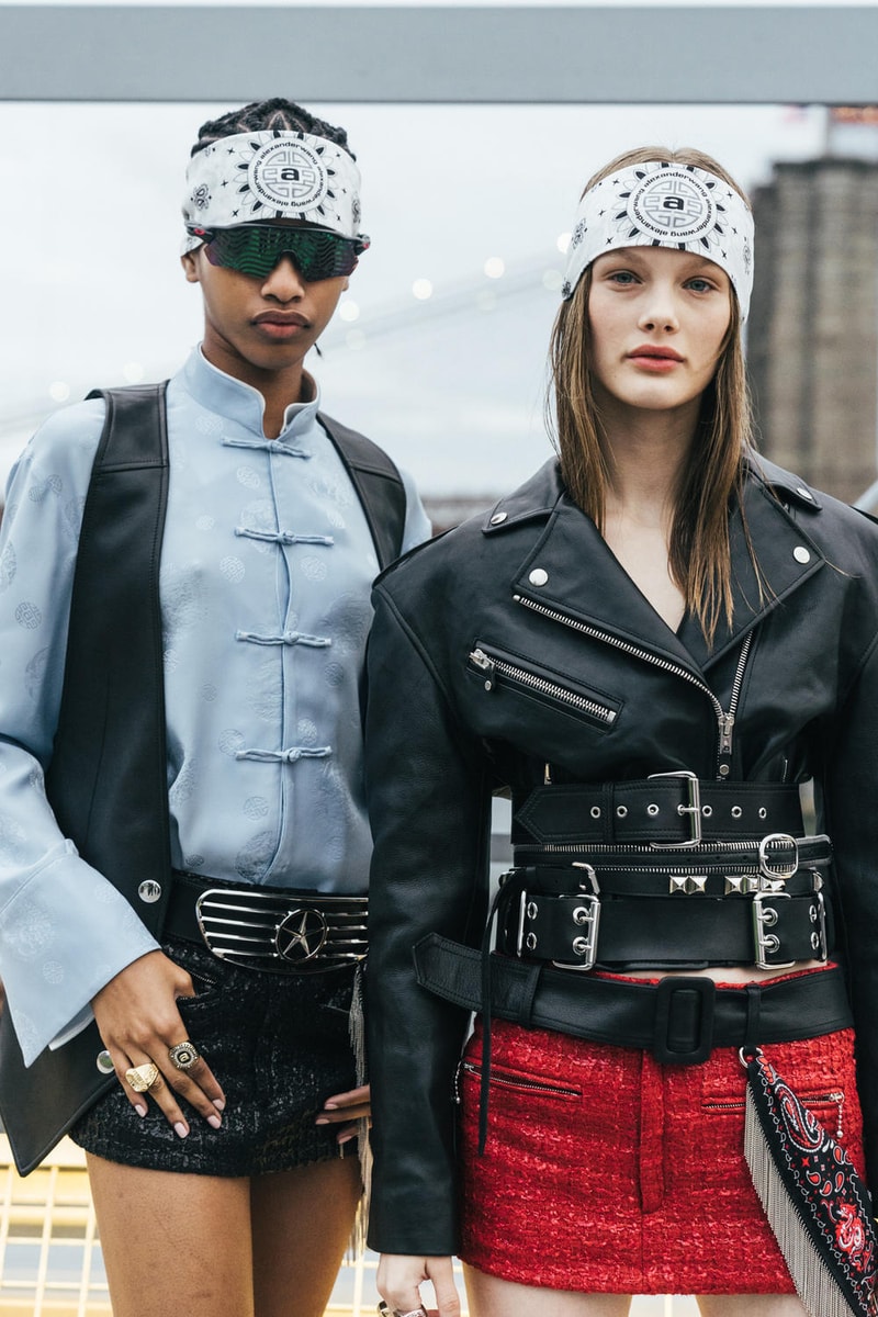 アメリカへの愛を表現した Alexander Wang の最新コレクションの舞台裏に潜入 『MTV』が一斉を風靡した2000年初頭を着想源に、ファッションの震源地であるアメリカが長い歴史で築き上げてきたスタイルの全てを凝縮 シンプルに“COLLECTION 1”というタイトルを掲げ、マンハッタンのハーバーサイド『Pier 19』で開催された〈Alexander Wang（アレキサンダー・ワン）〉の最新ランウェイは、Wangが想うアメリカンドリームと移民としてのルーツを表現したものだった。記録的大ヒットを記録したChildish Gambino（チャイルディッシュ・ガンビーノ）の“This is America”をクロージングソングに採用したショーは、Wangの「移民としてのルーツを持つアメリカ人のプライド」が来場に直に伝わったことだろう。だが、このコレクション自体は、何一つ混じり気のないアメリカ人らしさを称賛するものだったのである。  巨大な正方形の空間にそれと相反するヘヴィメタルのサウンドトラックが響きわたった今回のランウェイは、1980〜90年代の『MTV』や『Times Square』に訪れた観光客の服装など、現代アメリカファッションの原型を色濃く反映している。コレクションの根幹をなすクロップドパンツ、ローライダージーンズ、ケミカルなビブス、頭に巻かれたバンダナは、2000年の「MTV Video Music Awards」に登場したJennifer Lopez（ジェニファー・ロペス）がインスピレーションソース。また、〈adidas（アディダス）〉とのコラボレーションシューズはCrazy 97 EQT Elevationをベースのシルエットに採用しているほか、サングランスと米国への愛国心を感じさせるフェイスペイントも“COLLECTION 1”を象徴するものだった。その他にもオーバーサイズのジャージ、シルエットを誇張したレザージャケット、多様多種なレザーベルト、オンブレシャツ＆ショーツ、ペイズリープリントのボタンアップなど、コレクション全体をレッド/ブラックで統一した〈AW〉の最新コレクションは、ファッションの震源地としてアメリカが築き上げてきたものを凝縮していると言っても過言ではないだろう。  『HYPEBEAST』はそんな“COLLECTION 1”のバックステージに潜入することに成功。是非、ランウェイルックでは確認できないアパレルのディテールなどを上のフォトギャラリーからチェックしてみてほしい。  あわせて、先日デリバリーが完了した〈adidas Originals by Alexander Wang（アディダス オリジナルス バイ アレキサンダー ワン）〉の最新アイテム一覧もお見逃しなく。 HYPEBEAST
