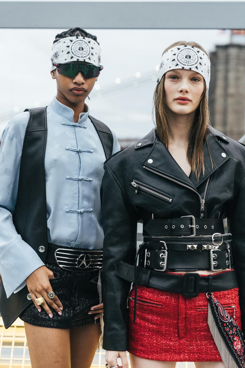 アメリカへの愛を表現した Alexander Wang の最新コレクションの舞台裏に潜入 『MTV』が一斉を風靡した2000年初頭を着想源に、ファッションの震源地であるアメリカが長い歴史で築き上げてきたスタイルの全てを凝縮 シンプルに“COLLECTION 1”というタイトルを掲げ、マンハッタンのハーバーサイド『Pier 19』で開催された〈Alexander Wang(アレキサンダー・ワン)〉の最新ランウェイは、Wangが想うアメリカンドリームと移民としてのルーツを表現したものだった。記録的大ヒットを記録したChildish Gambino(チャイルディッシュ・ガンビーノ)の“This is America”をクロージングソングに採用したショーは、Wangの「移民としてのルーツを持つアメリカ人のプライド」が来場に直に伝わったことだろう。だが、このコレクション自体は、何一つ混じり気のないアメリカ人らしさを称賛するものだったのである。 巨大な正方形の空間にそれと相反するヘヴィメタルのサウンドトラックが響きわたった今回のランウェイは、1980〜90年代の『MTV』や『Times Square』に訪れた観光客の服装など、現代アメリカファッションの原型を色濃く反映している。コレクションの根幹をなすクロップドパンツ、ローライダージーンズ、ケミカルなビブス、頭に巻かれたバンダナは、2000年の「MTV Video Music Awards」に登場したJennifer Lopez(ジェニファー・ロペス)がインスピレーションソース。また、〈adidas(アディダス)〉とのコラボレーションシューズはCrazy 97 EQT Elevationをベースのシルエットに採用しているほか、サングランスと米国への愛国心を感じさせるフェイスペイントも“COLLECTION 1”を象徴するものだった。その他にもオーバーサイズのジャージ、シルエットを誇張したレザージャケット、多様多種なレザーベルト、オンブレシャツ&ショーツ、ペイズリープリントのボタンアップなど、コレクション全体をレッド/ブラックで統一した〈AW〉の最新コレクションは、ファッションの震源地としてアメリカが築き上げてきたものを凝縮していると言っても過言ではないだろう。 『HYPEBEAST』はそんな“COLLECTION 1”のバックステージに潜入することに成功。是非、ランウェイルックでは確認できないアパレルのディテールなどを上のフォトギャラリーからチェックしてみてほしい。 あわせて、先日デリバリーが完了した〈adidas Originals by Alexander Wang(アディダス オリジナルス バイ アレキサンダー ワン)〉の最新アイテム一覧もお見逃しなく。 HYPEBEAST