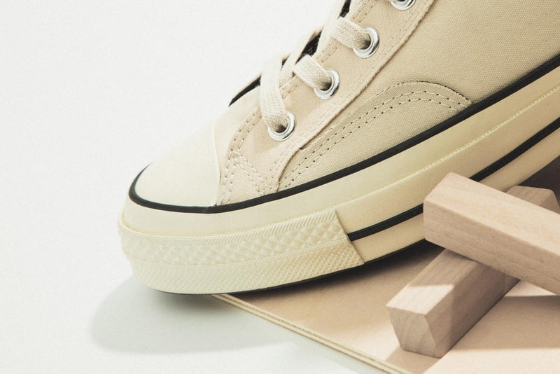 Midnight Studios x Converse のコラボレーションモデルにクローズアップ 裏表を反転させたChuck Taylor ’70とOne Starが登場 Shane Gonzalez（シェーン・ゴンザレス）のティーザー公開によりその存在が気になっていた人も多いであろう、〈Midnight Studios（ミッドナイト スタジオ）〉と〈Converse（コンバース）〉のコラボレーションシューズにクローズアップ。本コレクションでは、Chuck Taylor All Star ’70とOne Starの2型の裏表を反転させることで、斬新ながらも大きな違和感を感じることのない生成りのキャンバススニーカーを展開する。  Chuck Taylorはシグネチャーであるアンクルパッチまで内側へ隠れてしまっているものの、通常は見えることのないシュータン裏のディテールが顔を覗かせ、一方のOne Starはサイドの星がステッチで表現されているため、どことなくオリジナルに近い外観となっている。また、どちらのモデルにも〈Midnight Studios〉と〈Converse〉のブランディングを配したシューレースをループ。若きShaneのクリエイティブマインドを落とし込んだChuck Taylor All Star ’70とOne Starは現在、厳選された一部リテーラーにて販売中だ。  あわせて、〈Converse〉が日本で立ち上げた国内初のスケートボーディングライン〈CONVERSE SKATEBOARDING〉の情報もチェックしておこう。