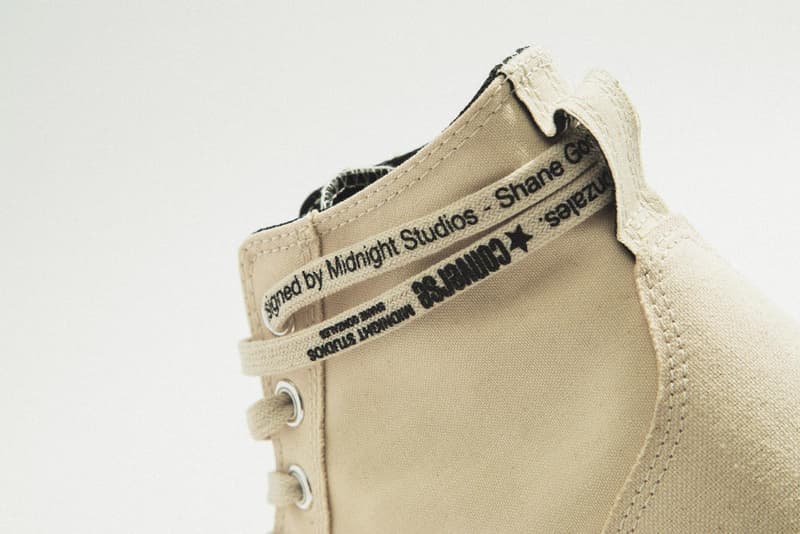 Midnight Studios x Converse のコラボレーションモデルにクローズアップ 裏表を反転させたChuck Taylor ’70とOne Starが登場 Shane Gonzalez（シェーン・ゴンザレス）のティーザー公開によりその存在が気になっていた人も多いであろう、〈Midnight Studios（ミッドナイト スタジオ）〉と〈Converse（コンバース）〉のコラボレーションシューズにクローズアップ。本コレクションでは、Chuck Taylor All Star ’70とOne Starの2型の裏表を反転させることで、斬新ながらも大きな違和感を感じることのない生成りのキャンバススニーカーを展開する。  Chuck Taylorはシグネチャーであるアンクルパッチまで内側へ隠れてしまっているものの、通常は見えることのないシュータン裏のディテールが顔を覗かせ、一方のOne Starはサイドの星がステッチで表現されているため、どことなくオリジナルに近い外観となっている。また、どちらのモデルにも〈Midnight Studios〉と〈Converse〉のブランディングを配したシューレースをループ。若きShaneのクリエイティブマインドを落とし込んだChuck Taylor All Star ’70とOne Starは現在、厳選された一部リテーラーにて販売中だ。  あわせて、〈Converse〉が日本で立ち上げた国内初のスケートボーディングライン〈CONVERSE SKATEBOARDING〉の情報もチェックしておこう。