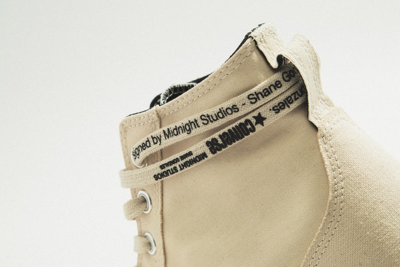 Midnight Studios x Converse のコラボレーションモデルにクローズアップ 裏表を反転させたChuck Taylor ’70とOne Starが登場 Shane Gonzalez（シェーン・ゴンザレス）のティーザー公開によりその存在が気になっていた人も多いであろう、〈Midnight Studios（ミッドナイト スタジオ）〉と〈Converse（コンバース）〉のコラボレーションシューズにクローズアップ。本コレクションでは、Chuck Taylor All Star ’70とOne Starの2型の裏表を反転させることで、斬新ながらも大きな違和感を感じることのない生成りのキャンバススニーカーを展開する。  Chuck Taylorはシグネチャーであるアンクルパッチまで内側へ隠れてしまっているものの、通常は見えることのないシュータン裏のディテールが顔を覗かせ、一方のOne Starはサイドの星がステッチで表現されているため、どことなくオリジナルに近い外観となっている。また、どちらのモデルにも〈Midnight Studios〉と〈Converse〉のブランディングを配したシューレースをループ。若きShaneのクリエイティブマインドを落とし込んだChuck Taylor All Star ’70とOne Starは現在、厳選された一部リテーラーにて販売中だ。  あわせて、〈Converse〉が日本で立ち上げた国内初のスケートボーディングライン〈CONVERSE SKATEBOARDING〉の情報もチェックしておこう。