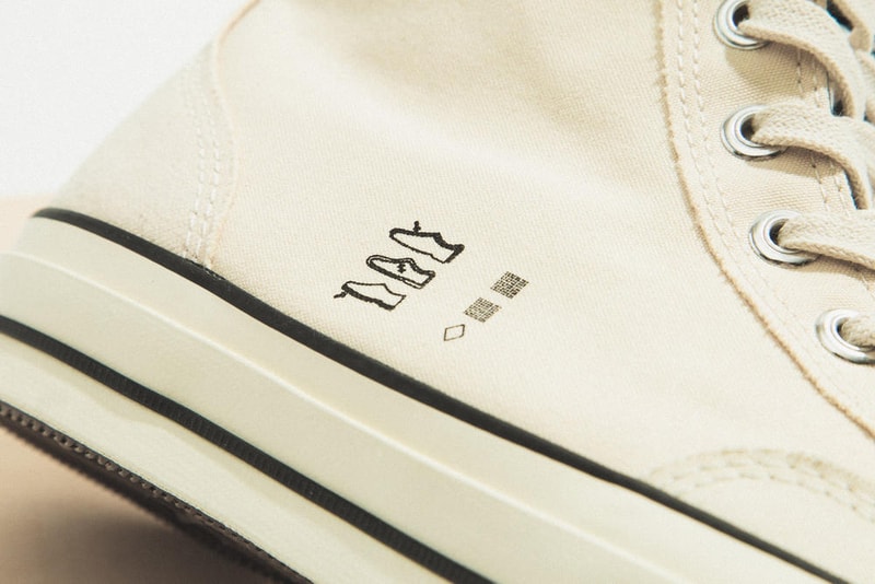Midnight Studios x Converse のコラボレーションモデルにクローズアップ 裏表を反転させたChuck Taylor ’70とOne Starが登場 Shane Gonzalez（シェーン・ゴンザレス）のティーザー公開によりその存在が気になっていた人も多いであろう、〈Midnight Studios（ミッドナイト スタジオ）〉と〈Converse（コンバース）〉のコラボレーションシューズにクローズアップ。本コレクションでは、Chuck Taylor All Star ’70とOne Starの2型の裏表を反転させることで、斬新ながらも大きな違和感を感じることのない生成りのキャンバススニーカーを展開する。  Chuck Taylorはシグネチャーであるアンクルパッチまで内側へ隠れてしまっているものの、通常は見えることのないシュータン裏のディテールが顔を覗かせ、一方のOne Starはサイドの星がステッチで表現されているため、どことなくオリジナルに近い外観となっている。また、どちらのモデルにも〈Midnight Studios〉と〈Converse〉のブランディングを配したシューレースをループ。若きShaneのクリエイティブマインドを落とし込んだChuck Taylor All Star ’70とOne Starは現在、厳選された一部リテーラーにて販売中だ。  あわせて、〈Converse〉が日本で立ち上げた国内初のスケートボーディングライン〈CONVERSE SKATEBOARDING〉の情報もチェックしておこう。