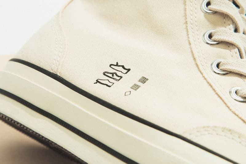 Midnight Studios x Converse のコラボレーションモデルにクローズアップ 裏表を反転させたChuck Taylor ’70とOne Starが登場 Shane Gonzalez(シェーン・ゴンザレス)のティーザー公開によりその存在が気になっていた人も多いであろう、〈Midnight Studios(ミッドナイト スタジオ)〉と〈Converse(コンバース)〉のコラボレーションシューズにクローズアップ。本コレクションでは、Chuck Taylor All Star ’70とOne Starの2型の裏表を反転させることで、斬新ながらも大きな違和感を感じることのない生成りのキャンバススニーカーを展開する。 Chuck Taylorはシグネチャーであるアンクルパッチまで内側へ隠れてしまっているものの、通常は見えることのないシュータン裏のディテールが顔を覗かせ、一方のOne Starはサイドの星がステッチで表現されているため、どことなくオリジナルに近い外観となっている。また、どちらのモデルにも〈Midnight Studios〉と〈Converse〉のブランディングを配したシューレースをループ。若きShaneのクリエイティブマインドを落とし込んだChuck Taylor All Star ’70とOne Starは現在、厳選された一部リテーラーにて販売中だ。 あわせて、〈Converse〉が日本で立ち上げた国内初のスケートボーディングライン〈CONVERSE SKATEBOARDING〉の情報もチェックしておこう。