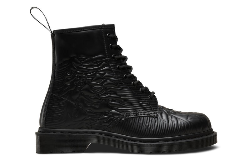 New Order と Joy Division の名盤を纏った Dr. Martens とピーター・サヴィルのコラボブーツ  『Unknown Pleasures』、『Power, Corruption and Lies』、『Technique』のジャケットワークを1460 8ホールに落とし込む 〈Dr. Martens（ドクター マーチン）〉が英国で最も著名なグラフィック・デザイナーの一人、Peter Saville（ピーター・サヴィル）と手を組み、彼の代表的なアートワークを纏ったコラボブーツコレクションを制作した。今回は説明不要の1460 8ホールをキャンバスに、Joy Division（ジョイ・ディヴィジョン）の最初のアルバム『Unknown Pleasures（アンノウン・プレジャーズ）』や、New Order（ニュー・オーダー）の『Power, Corruption and Lies（権力の美学）』、『Technique（テクニーク）』という名盤のジャケットワークを落とし込んでいる。  Joy DivisionとNew Orderを愛する者たちに贈るPeter Savilleの8ホールブーツコレクションは、6月14日（現地時間）より厳選された一部リテーラーにて発売。各アイテムのデザインは上のフォトギャラリーから、国内での取り扱いについては@drmartens_japanのアップデートを待とう。  日本国内における〈Rick Owens（リック・オウエンス）〉と〈BIRKENSTOCK（ビルケンシュトック）〉のポップアップ情報や、〈Kiko Kostadinov（キコ・コスタディノフ）〉と〈Camper（カンペール）〉のコラボコレクションなど、その他の注目フットウェアニュースもお見逃しなく。