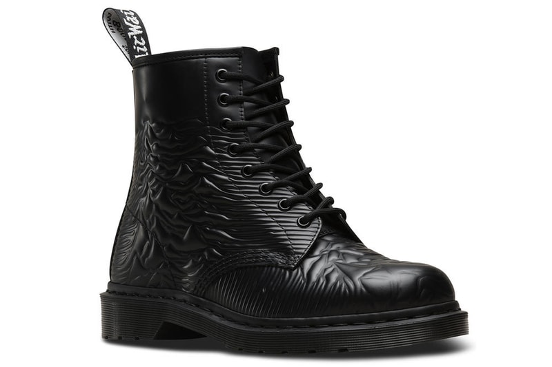 New Order と Joy Division の名盤を纏った Dr. Martens とピーター・サヴィルのコラボブーツ  『Unknown Pleasures』、『Power, Corruption and Lies』、『Technique』のジャケットワークを1460 8ホールに落とし込む 〈Dr. Martens（ドクター マーチン）〉が英国で最も著名なグラフィック・デザイナーの一人、Peter Saville（ピーター・サヴィル）と手を組み、彼の代表的なアートワークを纏ったコラボブーツコレクションを制作した。今回は説明不要の1460 8ホールをキャンバスに、Joy Division（ジョイ・ディヴィジョン）の最初のアルバム『Unknown Pleasures（アンノウン・プレジャーズ）』や、New Order（ニュー・オーダー）の『Power, Corruption and Lies（権力の美学）』、『Technique（テクニーク）』という名盤のジャケットワークを落とし込んでいる。  Joy DivisionとNew Orderを愛する者たちに贈るPeter Savilleの8ホールブーツコレクションは、6月14日（現地時間）より厳選された一部リテーラーにて発売。各アイテムのデザインは上のフォトギャラリーから、国内での取り扱いについては@drmartens_japanのアップデートを待とう。  日本国内における〈Rick Owens（リック・オウエンス）〉と〈BIRKENSTOCK（ビルケンシュトック）〉のポップアップ情報や、〈Kiko Kostadinov（キコ・コスタディノフ）〉と〈Camper（カンペール）〉のコラボコレクションなど、その他の注目フットウェアニュースもお見逃しなく。