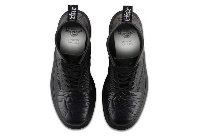 New Order と Joy Division の名盤を纏った Dr. Martens とピーター・サヴィルのコラボブーツ  『Unknown Pleasures』、『Power, Corruption and Lies』、『Technique』のジャケットワークを1460 8ホールに落とし込む 〈Dr. Martens（ドクター マーチン）〉が英国で最も著名なグラフィック・デザイナーの一人、Peter Saville（ピーター・サヴィル）と手を組み、彼の代表的なアートワークを纏ったコラボブーツコレクションを制作した。今回は説明不要の1460 8ホールをキャンバスに、Joy Division（ジョイ・ディヴィジョン）の最初のアルバム『Unknown Pleasures（アンノウン・プレジャーズ）』や、New Order（ニュー・オーダー）の『Power, Corruption and Lies（権力の美学）』、『Technique（テクニーク）』という名盤のジャケットワークを落とし込んでいる。  Joy DivisionとNew Orderを愛する者たちに贈るPeter Savilleの8ホールブーツコレクションは、6月14日（現地時間）より厳選された一部リテーラーにて発売。各アイテムのデザインは上のフォトギャラリーから、国内での取り扱いについては@drmartens_japanのアップデートを待とう。  日本国内における〈Rick Owens（リック・オウエンス）〉と〈BIRKENSTOCK（ビルケンシュトック）〉のポップアップ情報や、〈Kiko Kostadinov（キコ・コスタディノフ）〉と〈Camper（カンペール）〉のコラボコレクションなど、その他の注目フットウェアニュースもお見逃しなく。
