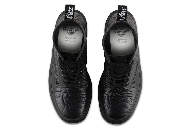 New Order と Joy Division の名盤を纏った Dr. Martens とピーター・サヴィルのコラボブーツ 『Unknown Pleasures』、『Power, Corruption and Lies』、『Technique』のジャケットワークを1460 8ホールに落とし込む 〈Dr. Martens(ドクター マーチン)〉が英国で最も著名なグラフィック・デザイナーの一人、Peter Saville(ピーター・サヴィル)と手を組み、彼の代表的なアートワークを纏ったコラボブーツコレクションを制作した。今回は説明不要の1460 8ホールをキャンバスに、Joy Division(ジョイ・ディヴィジョン)の最初のアルバム『Unknown Pleasures(アンノウン・プレジャーズ)』や、New Order(ニュー・オーダー)の『Power, Corruption and Lies(権力の美学)』、『Technique(テクニーク)』という名盤のジャケットワークを落とし込んでいる。 Joy DivisionとNew Orderを愛する者たちに贈るPeter Savilleの8ホールブーツコレクションは、6月14日(現地時間)より厳選された一部リテーラーにて発売。各アイテムのデザインは上のフォトギャラリーから、国内での取り扱いについては@drmartens_japanのアップデートを待とう。 日本国内における〈Rick Owens(リック・オウエンス)〉と〈BIRKENSTOCK(ビルケンシュトック)〉のポップアップ情報や、〈Kiko Kostadinov(キコ・コスタディノフ)〉と〈Camper(カンペール)〉のコラボコレクションなど、その他の注目フットウェアニュースもお見逃しなく。