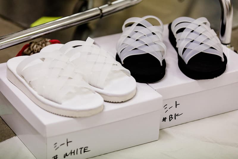 丸龍文人の帰還は、2019年春夏シーズン最大のトピックのひとつだった。〈COMME des GARÇONS（コム デ ギャルソン）〉退社から約2年の時を経て、同氏は自身の名を冠した〈FUMITO GANRYU（フミト ガンリュー）〉を「Pitti Uomo（ピッティ ウォモ）」の“Designer Project”で発表。幸運にも、『HYPEBEAST』はこの新たな船出となるランウェイの舞台裏に潜入する機会を得ることができた。  1stコレクションに言及する前に、〈GANRYU〉の時代を振り返ってみたい。シャツ、デニム、テーラードジャケットなど、ベースとなるカジュアルウェアは決して新鮮味を感じるものではない。だが、丸龍氏の手にかかれば、それらの洋服はモードに寄っていくのではなく、文字通り“昇華”されてしまうのだ。かつて『Union（ユニオン）』のChris Gibbs（クリス・ギブス）も「COMME des GARÇONSファミリーの中で最も完璧なブランドだ。なぜなら、GANRYUはストリートウェア、ワークウェア、ハイファッションを融合しているからである」と『BoF』の中で同氏のクリエイションを手放しに賞賛。それだけ、〈GANRYU〉はどこよりも早く、ランウェイからストリートにリーチしていたのだ。  〈FUMITO GANRYU〉のデビューコレクションは、会場に水の逆光写真が飾られた空間でお披露目を迎えた。ランウェイでは極限までクリーンに仕立てられたスポーツウェアが随所で登場し、カトリックの衣装を彷彿とさせるオーバーサイズのフーディや半透明のクリアベルトを採用したサンダルがキーピースに。そのシルエット美には誰しもが「シーンに丸龍文人が帰ってきた」と感じたことだろう。  〈FUMITO GANRYU〉初のコレクションの細部に迫るバックステージフォトは、上のフォトギャラリーから。取扱店舗などの詳細は、@fumitoganryuなどを含め、ブランドからのアップデートを待とう。  あわせて、先日閉幕したロンドンファッションウィーク・メンズ期間中に敢行したストリートスナップもお見逃しなく。