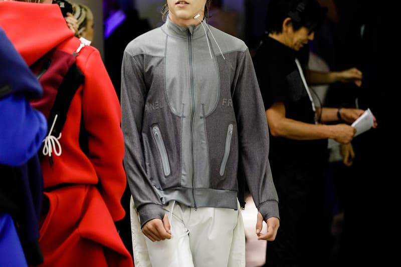 丸龍文人の帰還は、2019年春夏シーズン最大のトピックのひとつだった。〈COMME des GARÇONS(コム デ ギャルソン)〉退社から約2年の時を経て、同氏は自身の名を冠した〈FUMITO GANRYU(フミト ガンリュー)〉を「Pitti Uomo(ピッティ ウォモ)」の“Designer Project”で発表。幸運にも、『HYPEBEAST』はこの新たな船出となるランウェイの舞台裏に潜入する機会を得ることができた。 1stコレクションに言及する前に、〈GANRYU〉の時代を振り返ってみたい。シャツ、デニム、テーラードジャケットなど、ベースとなるカジュアルウェアは決して新鮮味を感じるものではない。だが、丸龍氏の手にかかれば、それらの洋服はモードに寄っていくのではなく、文字通り“昇華”されてしまうのだ。かつて『Union(ユニオン)』のChris Gibbs(クリス・ギブス)も「COMME des GARÇONSファミリーの中で最も完璧なブランドだ。なぜなら、GANRYUはストリートウェア、ワークウェア、ハイファッションを融合しているからである」と『BoF』の中で同氏のクリエイションを手放しに賞賛。それだけ、〈GANRYU〉はどこよりも早く、ランウェイからストリートにリーチしていたのだ。 〈FUMITO GANRYU〉のデビューコレクションは、会場に水の逆光写真が飾られた空間でお披露目を迎えた。ランウェイでは極限までクリーンに仕立てられたスポーツウェアが随所で登場し、カトリックの衣装を彷彿とさせるオーバーサイズのフーディや半透明のクリアベルトを採用したサンダルがキーピースに。そのシルエット美には誰しもが「シーンに丸龍文人が帰ってきた」と感じたことだろう。 〈FUMITO GANRYU〉初のコレクションの細部に迫るバックステージフォトは、上のフォトギャラリーから。取扱店舗などの詳細は、@fumitoganryuなどを含め、ブランドからのアップデートを待とう。 あわせて、先日閉幕したロンドンファッションウィーク・メンズ期間中に敢行したストリートスナップもお見逃しなく。