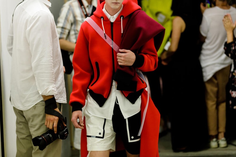 丸龍文人の帰還は、2019年春夏シーズン最大のトピックのひとつだった。〈COMME des GARÇONS（コム デ ギャルソン）〉退社から約2年の時を経て、同氏は自身の名を冠した〈FUMITO GANRYU（フミト ガンリュー）〉を「Pitti Uomo（ピッティ ウォモ）」の“Designer Project”で発表。幸運にも、『HYPEBEAST』はこの新たな船出となるランウェイの舞台裏に潜入する機会を得ることができた。  1stコレクションに言及する前に、〈GANRYU〉の時代を振り返ってみたい。シャツ、デニム、テーラードジャケットなど、ベースとなるカジュアルウェアは決して新鮮味を感じるものではない。だが、丸龍氏の手にかかれば、それらの洋服はモードに寄っていくのではなく、文字通り“昇華”されてしまうのだ。かつて『Union（ユニオン）』のChris Gibbs（クリス・ギブス）も「COMME des GARÇONSファミリーの中で最も完璧なブランドだ。なぜなら、GANRYUはストリートウェア、ワークウェア、ハイファッションを融合しているからである」と『BoF』の中で同氏のクリエイションを手放しに賞賛。それだけ、〈GANRYU〉はどこよりも早く、ランウェイからストリートにリーチしていたのだ。  〈FUMITO GANRYU〉のデビューコレクションは、会場に水の逆光写真が飾られた空間でお披露目を迎えた。ランウェイでは極限までクリーンに仕立てられたスポーツウェアが随所で登場し、カトリックの衣装を彷彿とさせるオーバーサイズのフーディや半透明のクリアベルトを採用したサンダルがキーピースに。そのシルエット美には誰しもが「シーンに丸龍文人が帰ってきた」と感じたことだろう。  〈FUMITO GANRYU〉初のコレクションの細部に迫るバックステージフォトは、上のフォトギャラリーから。取扱店舗などの詳細は、@fumitoganryuなどを含め、ブランドからのアップデートを待とう。  あわせて、先日閉幕したロンドンファッションウィーク・メンズ期間中に敢行したストリートスナップもお見逃しなく。