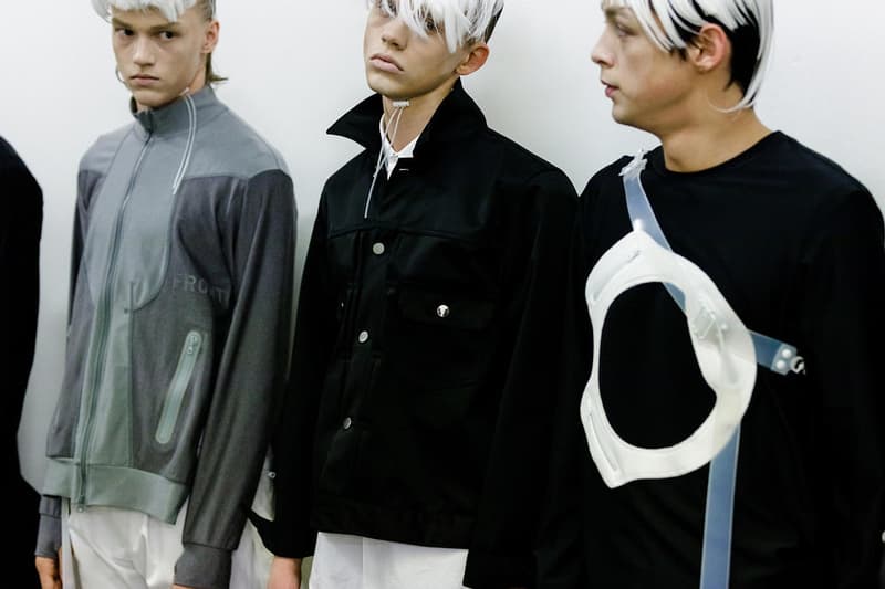 丸龍文人の帰還は、2019年春夏シーズン最大のトピックのひとつだった。〈COMME des GARÇONS（コム デ ギャルソン）〉退社から約2年の時を経て、同氏は自身の名を冠した〈FUMITO GANRYU（フミト ガンリュー）〉を「Pitti Uomo（ピッティ ウォモ）」の“Designer Project”で発表。幸運にも、『HYPEBEAST』はこの新たな船出となるランウェイの舞台裏に潜入する機会を得ることができた。  1stコレクションに言及する前に、〈GANRYU〉の時代を振り返ってみたい。シャツ、デニム、テーラードジャケットなど、ベースとなるカジュアルウェアは決して新鮮味を感じるものではない。だが、丸龍氏の手にかかれば、それらの洋服はモードに寄っていくのではなく、文字通り“昇華”されてしまうのだ。かつて『Union（ユニオン）』のChris Gibbs（クリス・ギブス）も「COMME des GARÇONSファミリーの中で最も完璧なブランドだ。なぜなら、GANRYUはストリートウェア、ワークウェア、ハイファッションを融合しているからである」と『BoF』の中で同氏のクリエイションを手放しに賞賛。それだけ、〈GANRYU〉はどこよりも早く、ランウェイからストリートにリーチしていたのだ。  〈FUMITO GANRYU〉のデビューコレクションは、会場に水の逆光写真が飾られた空間でお披露目を迎えた。ランウェイでは極限までクリーンに仕立てられたスポーツウェアが随所で登場し、カトリックの衣装を彷彿とさせるオーバーサイズのフーディや半透明のクリアベルトを採用したサンダルがキーピースに。そのシルエット美には誰しもが「シーンに丸龍文人が帰ってきた」と感じたことだろう。  〈FUMITO GANRYU〉初のコレクションの細部に迫るバックステージフォトは、上のフォトギャラリーから。取扱店舗などの詳細は、@fumitoganryuなどを含め、ブランドからのアップデートを待とう。  あわせて、先日閉幕したロンドンファッションウィーク・メンズ期間中に敢行したストリートスナップもお見逃しなく。