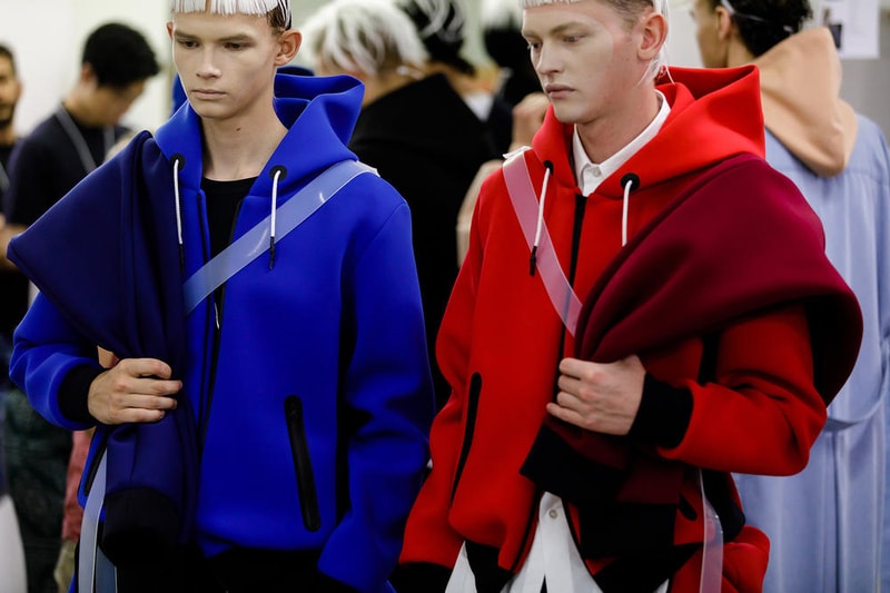 丸龍文人の帰還は、2019年春夏シーズン最大のトピックのひとつだった。〈COMME des GARÇONS（コム デ ギャルソン）〉退社から約2年の時を経て、同氏は自身の名を冠した〈FUMITO GANRYU（フミト ガンリュー）〉を「Pitti Uomo（ピッティ ウォモ）」の“Designer Project”で発表。幸運にも、『HYPEBEAST』はこの新たな船出となるランウェイの舞台裏に潜入する機会を得ることができた。  1stコレクションに言及する前に、〈GANRYU〉の時代を振り返ってみたい。シャツ、デニム、テーラードジャケットなど、ベースとなるカジュアルウェアは決して新鮮味を感じるものではない。だが、丸龍氏の手にかかれば、それらの洋服はモードに寄っていくのではなく、文字通り“昇華”されてしまうのだ。かつて『Union（ユニオン）』のChris Gibbs（クリス・ギブス）も「COMME des GARÇONSファミリーの中で最も完璧なブランドだ。なぜなら、GANRYUはストリートウェア、ワークウェア、ハイファッションを融合しているからである」と『BoF』の中で同氏のクリエイションを手放しに賞賛。それだけ、〈GANRYU〉はどこよりも早く、ランウェイからストリートにリーチしていたのだ。  〈FUMITO GANRYU〉のデビューコレクションは、会場に水の逆光写真が飾られた空間でお披露目を迎えた。ランウェイでは極限までクリーンに仕立てられたスポーツウェアが随所で登場し、カトリックの衣装を彷彿とさせるオーバーサイズのフーディや半透明のクリアベルトを採用したサンダルがキーピースに。そのシルエット美には誰しもが「シーンに丸龍文人が帰ってきた」と感じたことだろう。  〈FUMITO GANRYU〉初のコレクションの細部に迫るバックステージフォトは、上のフォトギャラリーから。取扱店舗などの詳細は、@fumitoganryuなどを含め、ブランドからのアップデートを待とう。  あわせて、先日閉幕したロンドンファッションウィーク・メンズ期間中に敢行したストリートスナップもお見逃しなく。