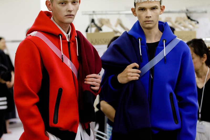 丸龍文人の帰還は、2019年春夏シーズン最大のトピックのひとつだった。〈COMME des GARÇONS（コム デ ギャルソン）〉退社から約2年の時を経て、同氏は自身の名を冠した〈FUMITO GANRYU（フミト ガンリュー）〉を「Pitti Uomo（ピッティ ウォモ）」の“Designer Project”で発表。幸運にも、『HYPEBEAST』はこの新たな船出となるランウェイの舞台裏に潜入する機会を得ることができた。  1stコレクションに言及する前に、〈GANRYU〉の時代を振り返ってみたい。シャツ、デニム、テーラードジャケットなど、ベースとなるカジュアルウェアは決して新鮮味を感じるものではない。だが、丸龍氏の手にかかれば、それらの洋服はモードに寄っていくのではなく、文字通り“昇華”されてしまうのだ。かつて『Union（ユニオン）』のChris Gibbs（クリス・ギブス）も「COMME des GARÇONSファミリーの中で最も完璧なブランドだ。なぜなら、GANRYUはストリートウェア、ワークウェア、ハイファッションを融合しているからである」と『BoF』の中で同氏のクリエイションを手放しに賞賛。それだけ、〈GANRYU〉はどこよりも早く、ランウェイからストリートにリーチしていたのだ。  〈FUMITO GANRYU〉のデビューコレクションは、会場に水の逆光写真が飾られた空間でお披露目を迎えた。ランウェイでは極限までクリーンに仕立てられたスポーツウェアが随所で登場し、カトリックの衣装を彷彿とさせるオーバーサイズのフーディや半透明のクリアベルトを採用したサンダルがキーピースに。そのシルエット美には誰しもが「シーンに丸龍文人が帰ってきた」と感じたことだろう。  〈FUMITO GANRYU〉初のコレクションの細部に迫るバックステージフォトは、上のフォトギャラリーから。取扱店舗などの詳細は、@fumitoganryuなどを含め、ブランドからのアップデートを待とう。  あわせて、先日閉幕したロンドンファッションウィーク・メンズ期間中に敢行したストリートスナップもお見逃しなく。