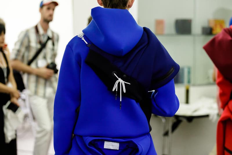 丸龍文人の帰還は、2019年春夏シーズン最大のトピックのひとつだった。〈COMME des GARÇONS(コム デ ギャルソン)〉退社から約2年の時を経て、同氏は自身の名を冠した〈FUMITO GANRYU(フミト ガンリュー)〉を「Pitti Uomo(ピッティ ウォモ)」の“Designer Project”で発表。幸運にも、『HYPEBEAST』はこの新たな船出となるランウェイの舞台裏に潜入する機会を得ることができた。 1stコレクションに言及する前に、〈GANRYU〉の時代を振り返ってみたい。シャツ、デニム、テーラードジャケットなど、ベースとなるカジュアルウェアは決して新鮮味を感じるものではない。だが、丸龍氏の手にかかれば、それらの洋服はモードに寄っていくのではなく、文字通り“昇華”されてしまうのだ。かつて『Union(ユニオン)』のChris Gibbs(クリス・ギブス)も「COMME des GARÇONSファミリーの中で最も完璧なブランドだ。なぜなら、GANRYUはストリートウェア、ワークウェア、ハイファッションを融合しているからである」と『BoF』の中で同氏のクリエイションを手放しに賞賛。それだけ、〈GANRYU〉はどこよりも早く、ランウェイからストリートにリーチしていたのだ。 〈FUMITO GANRYU〉のデビューコレクションは、会場に水の逆光写真が飾られた空間でお披露目を迎えた。ランウェイでは極限までクリーンに仕立てられたスポーツウェアが随所で登場し、カトリックの衣装を彷彿とさせるオーバーサイズのフーディや半透明のクリアベルトを採用したサンダルがキーピースに。そのシルエット美には誰しもが「シーンに丸龍文人が帰ってきた」と感じたことだろう。 〈FUMITO GANRYU〉初のコレクションの細部に迫るバックステージフォトは、上のフォトギャラリーから。取扱店舗などの詳細は、@fumitoganryuなどを含め、ブランドからのアップデートを待とう。 あわせて、先日閉幕したロンドンファッションウィーク・メンズ期間中に敢行したストリートスナップもお見逃しなく。