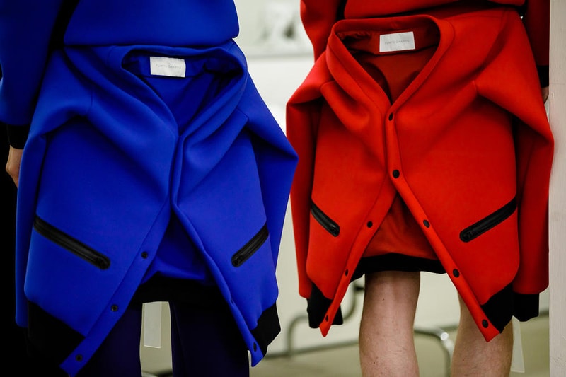 丸龍文人の帰還は、2019年春夏シーズン最大のトピックのひとつだった。〈COMME des GARÇONS（コム デ ギャルソン）〉退社から約2年の時を経て、同氏は自身の名を冠した〈FUMITO GANRYU（フミト ガンリュー）〉を「Pitti Uomo（ピッティ ウォモ）」の“Designer Project”で発表。幸運にも、『HYPEBEAST』はこの新たな船出となるランウェイの舞台裏に潜入する機会を得ることができた。  1stコレクションに言及する前に、〈GANRYU〉の時代を振り返ってみたい。シャツ、デニム、テーラードジャケットなど、ベースとなるカジュアルウェアは決して新鮮味を感じるものではない。だが、丸龍氏の手にかかれば、それらの洋服はモードに寄っていくのではなく、文字通り“昇華”されてしまうのだ。かつて『Union（ユニオン）』のChris Gibbs（クリス・ギブス）も「COMME des GARÇONSファミリーの中で最も完璧なブランドだ。なぜなら、GANRYUはストリートウェア、ワークウェア、ハイファッションを融合しているからである」と『BoF』の中で同氏のクリエイションを手放しに賞賛。それだけ、〈GANRYU〉はどこよりも早く、ランウェイからストリートにリーチしていたのだ。  〈FUMITO GANRYU〉のデビューコレクションは、会場に水の逆光写真が飾られた空間でお披露目を迎えた。ランウェイでは極限までクリーンに仕立てられたスポーツウェアが随所で登場し、カトリックの衣装を彷彿とさせるオーバーサイズのフーディや半透明のクリアベルトを採用したサンダルがキーピースに。そのシルエット美には誰しもが「シーンに丸龍文人が帰ってきた」と感じたことだろう。  〈FUMITO GANRYU〉初のコレクションの細部に迫るバックステージフォトは、上のフォトギャラリーから。取扱店舗などの詳細は、@fumitoganryuなどを含め、ブランドからのアップデートを待とう。  あわせて、先日閉幕したロンドンファッションウィーク・メンズ期間中に敢行したストリートスナップもお見逃しなく。