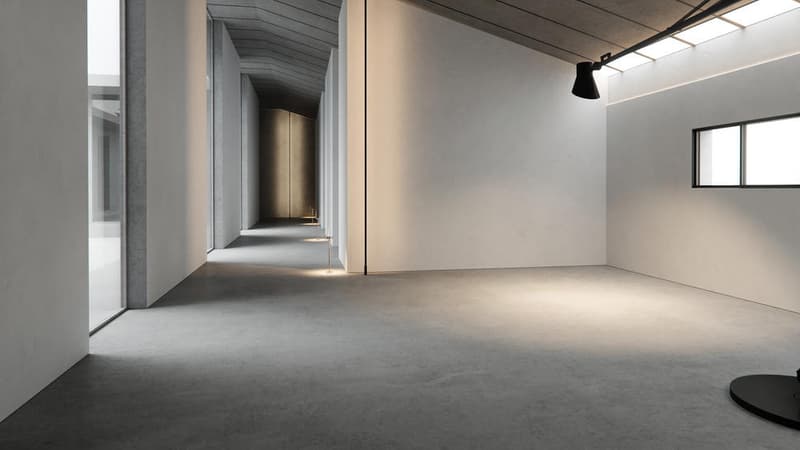 カニエ・ウェストの建築プロジェクト YEEZY Home が正式に始動 デビュープロジェクトはより良い世界を作りたいという想いが込められた低所得者向け住宅 今年5月、Kanye West(カニエ・ウェスト)は建築業界への進出を高らかに宣言。これには「またKanyeの気まぐれか……」と、耳を疑った読者も少なくないだろう。だが、’Yeは「YEEZY Home」に本気だったようで、この度、プロジェクト第1弾となる“Social Housing Project”が解禁された。 Kanyeは「YEEZY Home」の設立に際して「世界をより良くする」ことをスローガンに掲げていたが、低所得者向け住宅として誕生したこの空間は、カラバサスに誕生した〈YEEZY(イージー)〉のデザインスタジオと同じく、コンクリート構造のミニマルな仕上がりが印象的。本プロジェクトのデザインチームにはKanyeに加え、「Donda」や〈Been Trill(ビーン トリル)〉のアパレルデザイナーとしてキャリアを積んだJalil Peraza(ジャリル・ペラザ)や、Petra Kustrin(ペトラ・キュストリン)、Nejc Škufca(ネイツ・スクフカ)、Vadik Marmeladov(ヴァディック・マーメラドフ)らが参加している。 「YEEZY Home」のデビュープロジェクトとなる“Social Housing Project”の外装/内装デザインは、上のフォトギャラリーから。 また、新アルバム『ye』のリリースを記念してKanyeが開催したリスニングパーティーのフォトレポートもお見逃しなく。