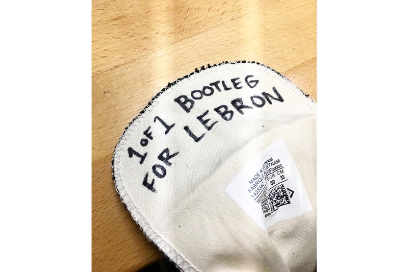レブロン・ジェームズがスウッシュを配した Chinatown Market の Converse Chuck Taylor “Bootleg” を着用  遂に〈Nike〉と〈Converse〉がコラボレーション……？ 遂に〈Nike〉と〈Converse〉がコラボレーション……？ LeBron James（レブロン・ジェームズ）は〈Nike（ナイキ）〉の契約アスリートの中で最も影響力のある広告塔の一人であるが、クリーブランド・キャバリアーズの#23が何と、〈Converse（コンバース）〉のChuck Taylor ’70を着用してゴールデンステイト・ウォリアーズの本拠地『オラクル・アリーナ』にやってきた。この日は、NBAファイナル第2戦の前日練習。バスケットシューズに履き替えるためにベンチに腰をかけたLeBronだが、KINGの足元に注目すると、そこにはスウッシュを配した初見のChuck Taylorがあった。現在、〈Converse〉は〈Nike〉の傘下にあるため、驚愕というほどの大きな驚きはないが、どうやら本作は西海岸のストリートシーンを牽引する〈Chinatown Market（チャイナタウン マーケット）〉のMike Cherman（マイク・シャーマン）がデザインした“Bootleg Swoosh 1970’s”というモデルの模様。確かに、シューズの内側には〈Chinatown Market〉の象徴であるスマイルロゴが確認でき、シュータンの裏側には「1 OF 1 BOOTLEG FOR LEBRON」の手書きメッセージが施されている。  果たして、これが〈Nike〉と〈Converse〉のコラボレーションの予兆なのか、真相は知る由もないが、引き続き本稿に登場したブランドと人物の動向には注視していく必要がありそうだ。  ちなみに、LeBronと言えば、〈John Elliott（ジョン・エリオット）〉と〈NikeLab（ナイキ ラボ）〉を交えたトリプルネームのスニーカーの着用も話題になったばかりだが……。 HYPEBEAST