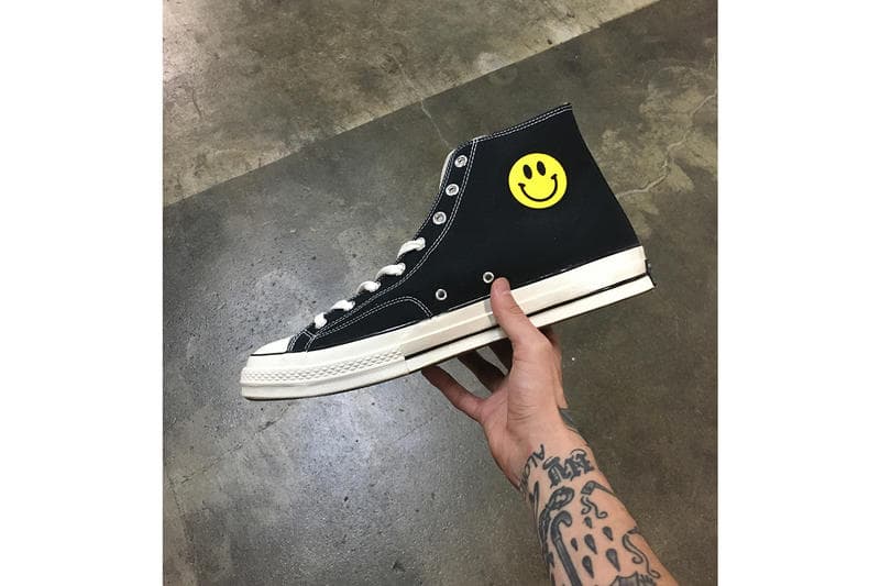 レブロン・ジェームズがスウッシュを配した Chinatown Market の Converse Chuck Taylor “Bootleg” を着用  遂に〈Nike〉と〈Converse〉がコラボレーション……？ 遂に〈Nike〉と〈Converse〉がコラボレーション……？ LeBron James（レブロン・ジェームズ）は〈Nike（ナイキ）〉の契約アスリートの中で最も影響力のある広告塔の一人であるが、クリーブランド・キャバリアーズの#23が何と、〈Converse（コンバース）〉のChuck Taylor ’70を着用してゴールデンステイト・ウォリアーズの本拠地『オラクル・アリーナ』にやってきた。この日は、NBAファイナル第2戦の前日練習。バスケットシューズに履き替えるためにベンチに腰をかけたLeBronだが、KINGの足元に注目すると、そこにはスウッシュを配した初見のChuck Taylorがあった。現在、〈Converse〉は〈Nike〉の傘下にあるため、驚愕というほどの大きな驚きはないが、どうやら本作は西海岸のストリートシーンを牽引する〈Chinatown Market（チャイナタウン マーケット）〉のMike Cherman（マイク・シャーマン）がデザインした“Bootleg Swoosh 1970’s”というモデルの模様。確かに、シューズの内側には〈Chinatown Market〉の象徴であるスマイルロゴが確認でき、シュータンの裏側には「1 OF 1 BOOTLEG FOR LEBRON」の手書きメッセージが施されている。  果たして、これが〈Nike〉と〈Converse〉のコラボレーションの予兆なのか、真相は知る由もないが、引き続き本稿に登場したブランドと人物の動向には注視していく必要がありそうだ。  ちなみに、LeBronと言えば、〈John Elliott（ジョン・エリオット）〉と〈NikeLab（ナイキ ラボ）〉を交えたトリプルネームのスニーカーの着用も話題になったばかりだが……。 HYPEBEAST