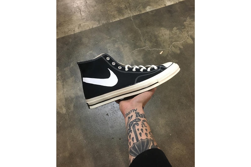 レブロン・ジェームズがスウッシュを配した Chinatown Market の Converse Chuck Taylor “Bootleg” を着用  遂に〈Nike〉と〈Converse〉がコラボレーション……？ 遂に〈Nike〉と〈Converse〉がコラボレーション……？ LeBron James（レブロン・ジェームズ）は〈Nike（ナイキ）〉の契約アスリートの中で最も影響力のある広告塔の一人であるが、クリーブランド・キャバリアーズの#23が何と、〈Converse（コンバース）〉のChuck Taylor ’70を着用してゴールデンステイト・ウォリアーズの本拠地『オラクル・アリーナ』にやってきた。この日は、NBAファイナル第2戦の前日練習。バスケットシューズに履き替えるためにベンチに腰をかけたLeBronだが、KINGの足元に注目すると、そこにはスウッシュを配した初見のChuck Taylorがあった。現在、〈Converse〉は〈Nike〉の傘下にあるため、驚愕というほどの大きな驚きはないが、どうやら本作は西海岸のストリートシーンを牽引する〈Chinatown Market（チャイナタウン マーケット）〉のMike Cherman（マイク・シャーマン）がデザインした“Bootleg Swoosh 1970’s”というモデルの模様。確かに、シューズの内側には〈Chinatown Market〉の象徴であるスマイルロゴが確認でき、シュータンの裏側には「1 OF 1 BOOTLEG FOR LEBRON」の手書きメッセージが施されている。  果たして、これが〈Nike〉と〈Converse〉のコラボレーションの予兆なのか、真相は知る由もないが、引き続き本稿に登場したブランドと人物の動向には注視していく必要がありそうだ。  ちなみに、LeBronと言えば、〈John Elliott（ジョン・エリオット）〉と〈NikeLab（ナイキ ラボ）〉を交えたトリプルネームのスニーカーの着用も話題になったばかりだが……。 HYPEBEAST