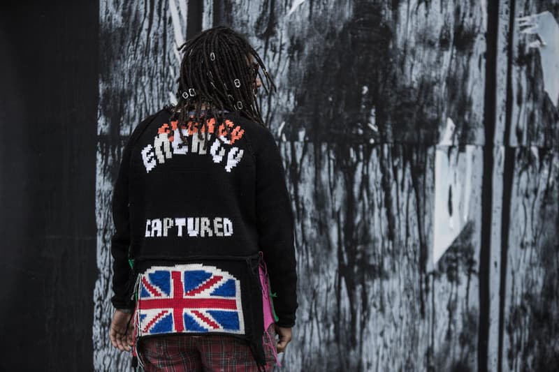 Streetsnaps:London Fashion Week: Men's Spring/Summer 2019 ストリートスナップ:2019年春夏 ロンドンファッションウィーク・メンズ ストリート志向から一変、英国の伝統である“ものづくりへの美学”を持つがブランド勢が台頭 ロンドンに再びファッションウィークの季節がやってきた。次なるトレンドを紐解くストリートスナップでは、グラフィック重視だった近年の様子から一変、イギリスの伝統の色濃さが少しずつ戻ってきたような印象を受ける。〈Gosha Rubchinskiy(ゴーシャ・ラブチンスキー)〉とのコラボレーションやRiccardo Tisci(リカルド・ティッシ)のデザイナー就任で脚光をあびる〈Burberry(バーバリー)〉を筆頭に、今年の「LVMH Prize」にノミネートされた〈A-COLD-WALL*(ア コールド ウォール)〉や〈Liam Hodges(リアム ホッジス)〉など、地元・イギリスを拠点に今の時代を切り開くストリートな感性と、ものづくりへの美学を兼備するブランドが支持を獲得。その一方で、〈Dior Homme(ディオール オム)〉のB22、〈Balenciaga(バレンシアガ)〉のTriple S、〈Nike(ナイキ)〉のAir Monarchなど重厚感を感じるスニーカーの人気と、サコッシュやウエストバッグといったスタイルを味付けする小さめのラゲージは昨季を上回るほどの人気だ。 トラッドからスポーツまで、様々な文化が根付くロンドンの業界人たちの着こなしを是非、上のフォトギャラリーからチェックしてみてほしい。 あわせて、〈Nicholas Daley(ニコラス デイリー)〉がDon Letts(ドン・レッツ)やCosmo Pyke(コスモ・パイク)を招聘して開催したロンドンファッションウィークの期間中のプレゼンテーションの様子もお見逃しなく。