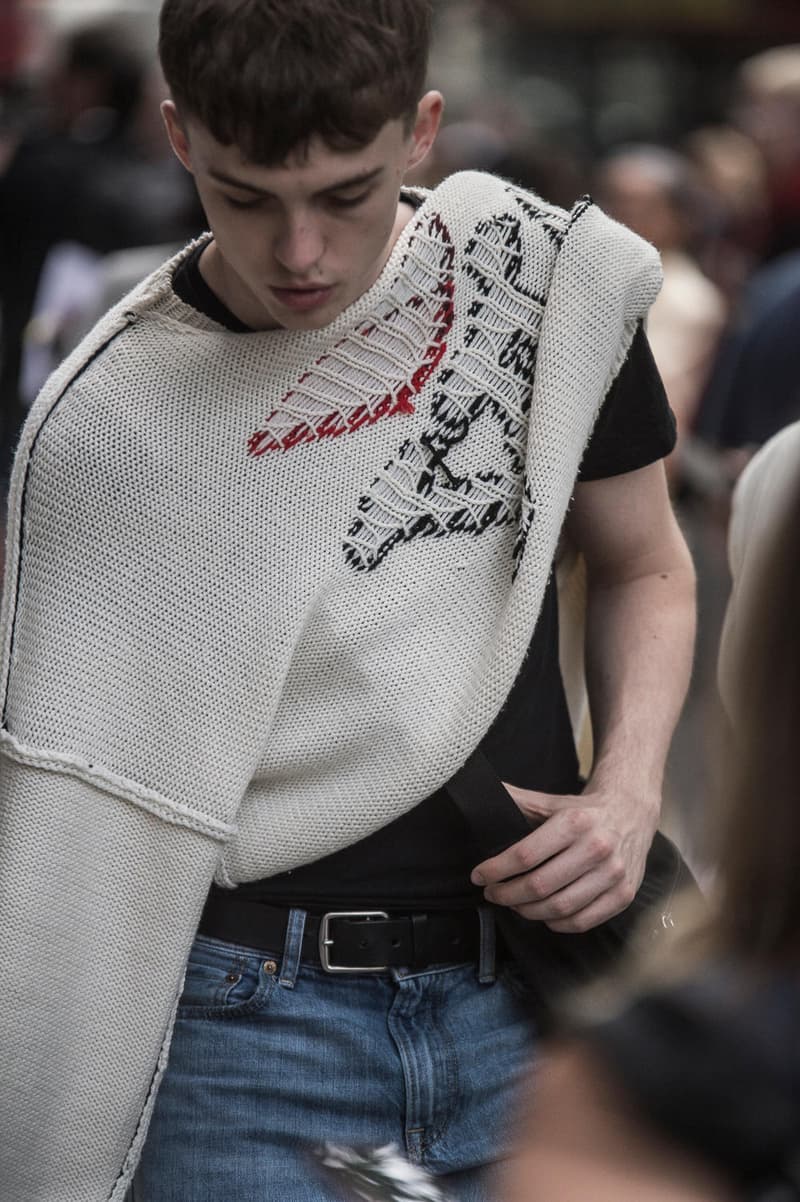 Streetsnaps:London Fashion Week: Men's Spring/Summer 2019 ストリートスナップ:2019年春夏 ロンドンファッションウィーク・メンズ ストリート志向から一変、英国の伝統である“ものづくりへの美学”を持つがブランド勢が台頭 ロンドンに再びファッションウィークの季節がやってきた。次なるトレンドを紐解くストリートスナップでは、グラフィック重視だった近年の様子から一変、イギリスの伝統の色濃さが少しずつ戻ってきたような印象を受ける。〈Gosha Rubchinskiy(ゴーシャ・ラブチンスキー)〉とのコラボレーションやRiccardo Tisci(リカルド・ティッシ)のデザイナー就任で脚光をあびる〈Burberry(バーバリー)〉を筆頭に、今年の「LVMH Prize」にノミネートされた〈A-COLD-WALL*(ア コールド ウォール)〉や〈Liam Hodges(リアム ホッジス)〉など、地元・イギリスを拠点に今の時代を切り開くストリートな感性と、ものづくりへの美学を兼備するブランドが支持を獲得。その一方で、〈Dior Homme(ディオール オム)〉のB22、〈Balenciaga(バレンシアガ)〉のTriple S、〈Nike(ナイキ)〉のAir Monarchなど重厚感を感じるスニーカーの人気と、サコッシュやウエストバッグといったスタイルを味付けする小さめのラゲージは昨季を上回るほどの人気だ。 トラッドからスポーツまで、様々な文化が根付くロンドンの業界人たちの着こなしを是非、上のフォトギャラリーからチェックしてみてほしい。 あわせて、〈Nicholas Daley(ニコラス デイリー)〉がDon Letts(ドン・レッツ)やCosmo Pyke(コスモ・パイク)を招聘して開催したロンドンファッションウィークの期間中のプレゼンテーションの様子もお見逃しなく。