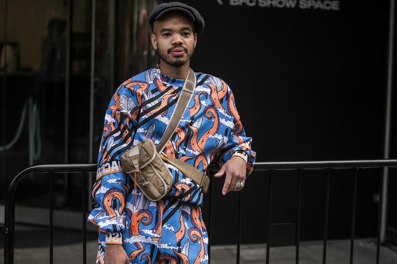 Streetsnaps:London Fashion Week: Men's Spring/Summer 2019 ストリートスナップ:2019年春夏 ロンドンファッションウィーク・メンズ ストリート志向から一変、英国の伝統である“ものづくりへの美学”を持つがブランド勢が台頭 ロンドンに再びファッションウィークの季節がやってきた。次なるトレンドを紐解くストリートスナップでは、グラフィック重視だった近年の様子から一変、イギリスの伝統の色濃さが少しずつ戻ってきたような印象を受ける。〈Gosha Rubchinskiy(ゴーシャ・ラブチンスキー)〉とのコラボレーションやRiccardo Tisci(リカルド・ティッシ)のデザイナー就任で脚光をあびる〈Burberry(バーバリー)〉を筆頭に、今年の「LVMH Prize」にノミネートされた〈A-COLD-WALL*(ア コールド ウォール)〉や〈Liam Hodges(リアム ホッジス)〉など、地元・イギリスを拠点に今の時代を切り開くストリートな感性と、ものづくりへの美学を兼備するブランドが支持を獲得。その一方で、〈Dior Homme(ディオール オム)〉のB22、〈Balenciaga(バレンシアガ)〉のTriple S、〈Nike(ナイキ)〉のAir Monarchなど重厚感を感じるスニーカーの人気と、サコッシュやウエストバッグといったスタイルを味付けする小さめのラゲージは昨季を上回るほどの人気だ。 トラッドからスポーツまで、様々な文化が根付くロンドンの業界人たちの着こなしを是非、上のフォトギャラリーからチェックしてみてほしい。 あわせて、〈Nicholas Daley(ニコラス デイリー)〉がDon Letts(ドン・レッツ)やCosmo Pyke(コスモ・パイク)を招聘して開催したロンドンファッションウィークの期間中のプレゼンテーションの様子もお見逃しなく。