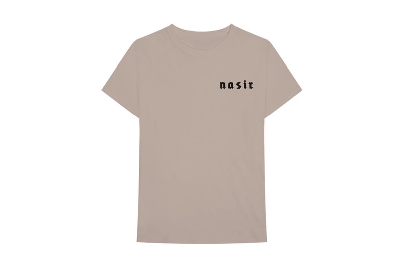 Nas が新アルバム『Nasir』の公式マーチコレクションを発表 アルバムジャケットやNasの名前をプリントしたNasファン垂涎のアパレルは買い逃し厳禁 Nas（ナズ）はここ数ヶ月、多忙な毎日を過ごしてきた。先週末、遂にKanye West（カニエ・ウェスト）がプロデュースした自身の新アルバムをリリースしたNasty Nasは、その『Nasir』に関連したマーチコレクションを発表した。『ye』や『Kids See Ghosts』、『EVERYTHING IS LOVE』に勝るとも劣らない評価を受ける『Nasir』だが、マーチャンダイズは音楽シーンとファッションの架け橋として、Eminem（エミネム）やTravis Scott（トラヴィス・スコット）ら大物ラッパーをクライアントに抱える「Bravado（ブラバド）」のバックアップを受けている。  本コレクションでは、フーディ、長袖のクルーネック、Tシャツなどをオレンジ、ブラック、グリーン、ブラックのボディで展開し、クイーンズブリッジ団地で育ったリリシストの名前やアルバムカバー、その他様々なシンボルなどをプリント。各アイテムは『nasirjones.com』で絶賛販売中で、日本発送にも対応。上のフォトギャラリーからラインアップを確認し、購入を検討してみてはいかがだろうか。
