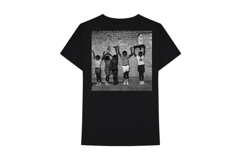 Nas が新アルバム『Nasir』の公式マーチコレクションを発表 アルバムジャケットやNasの名前をプリントしたNasファン垂涎のアパレルは買い逃し厳禁 Nas（ナズ）はここ数ヶ月、多忙な毎日を過ごしてきた。先週末、遂にKanye West（カニエ・ウェスト）がプロデュースした自身の新アルバムをリリースしたNasty Nasは、その『Nasir』に関連したマーチコレクションを発表した。『ye』や『Kids See Ghosts』、『EVERYTHING IS LOVE』に勝るとも劣らない評価を受ける『Nasir』だが、マーチャンダイズは音楽シーンとファッションの架け橋として、Eminem（エミネム）やTravis Scott（トラヴィス・スコット）ら大物ラッパーをクライアントに抱える「Bravado（ブラバド）」のバックアップを受けている。  本コレクションでは、フーディ、長袖のクルーネック、Tシャツなどをオレンジ、ブラック、グリーン、ブラックのボディで展開し、クイーンズブリッジ団地で育ったリリシストの名前やアルバムカバー、その他様々なシンボルなどをプリント。各アイテムは『nasirjones.com』で絶賛販売中で、日本発送にも対応。上のフォトギャラリーからラインアップを確認し、購入を検討してみてはいかがだろうか。