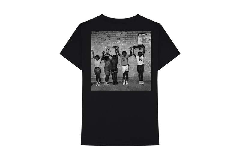 Nas が新アルバム『Nasir』の公式マーチコレクションを発表 アルバムジャケットやNasの名前をプリントしたNasファン垂涎のアパレルは買い逃し厳禁 Nas（ナズ）はここ数ヶ月、多忙な毎日を過ごしてきた。先週末、遂にKanye West（カニエ・ウェスト）がプロデュースした自身の新アルバムをリリースしたNasty Nasは、その『Nasir』に関連したマーチコレクションを発表した。『ye』や『Kids See Ghosts』、『EVERYTHING IS LOVE』に勝るとも劣らない評価を受ける『Nasir』だが、マーチャンダイズは音楽シーンとファッションの架け橋として、Eminem（エミネム）やTravis Scott（トラヴィス・スコット）ら大物ラッパーをクライアントに抱える「Bravado（ブラバド）」のバックアップを受けている。  本コレクションでは、フーディ、長袖のクルーネック、Tシャツなどをオレンジ、ブラック、グリーン、ブラックのボディで展開し、クイーンズブリッジ団地で育ったリリシストの名前やアルバムカバー、その他様々なシンボルなどをプリント。各アイテムは『nasirjones.com』で絶賛販売中で、日本発送にも対応。上のフォトギャラリーからラインアップを確認し、購入を検討してみてはいかがだろうか。