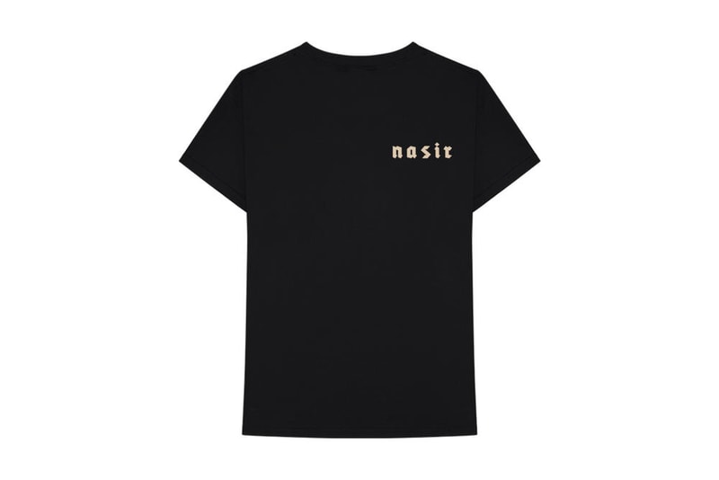Nas が新アルバム『Nasir』の公式マーチコレクションを発表 アルバムジャケットやNasの名前をプリントしたNasファン垂涎のアパレルは買い逃し厳禁 Nas（ナズ）はここ数ヶ月、多忙な毎日を過ごしてきた。先週末、遂にKanye West（カニエ・ウェスト）がプロデュースした自身の新アルバムをリリースしたNasty Nasは、その『Nasir』に関連したマーチコレクションを発表した。『ye』や『Kids See Ghosts』、『EVERYTHING IS LOVE』に勝るとも劣らない評価を受ける『Nasir』だが、マーチャンダイズは音楽シーンとファッションの架け橋として、Eminem（エミネム）やTravis Scott（トラヴィス・スコット）ら大物ラッパーをクライアントに抱える「Bravado（ブラバド）」のバックアップを受けている。  本コレクションでは、フーディ、長袖のクルーネック、Tシャツなどをオレンジ、ブラック、グリーン、ブラックのボディで展開し、クイーンズブリッジ団地で育ったリリシストの名前やアルバムカバー、その他様々なシンボルなどをプリント。各アイテムは『nasirjones.com』で絶賛販売中で、日本発送にも対応。上のフォトギャラリーからラインアップを確認し、購入を検討してみてはいかがだろうか。