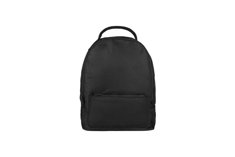 YEEZY SUPPLY に新作のアクセサリーコレクションはデリバリー ウエストポーチ、ジムバッグ、キャップなどなど Eli Russell Linnetz（イーライ・ラッセル・リネッツ）が撮影したYEEZY 500 “Supermoon Yellow”のヌードキャンペーンでも大きな話題作りをしたKanye West（カニエ・ウェスト）が、オンラインストア『YEEZY SUPPLY』に新作のアクセサリーコレクションをデリバリーした。スエード製のバックパックにウエストバック、さらにはジムバッグやボディバッグなど、今回はラゲージが充実。その一方で、キャップやベルトなどもラインアップしており、どのプロダクトも’Yeが好むミリタリーな仕上がりとなっている。  購入は、こちらから。また、先日始動した〈YEEZY（イージー）〉の建築プログラム「YEEZY home」の初作品もお見逃しなく。