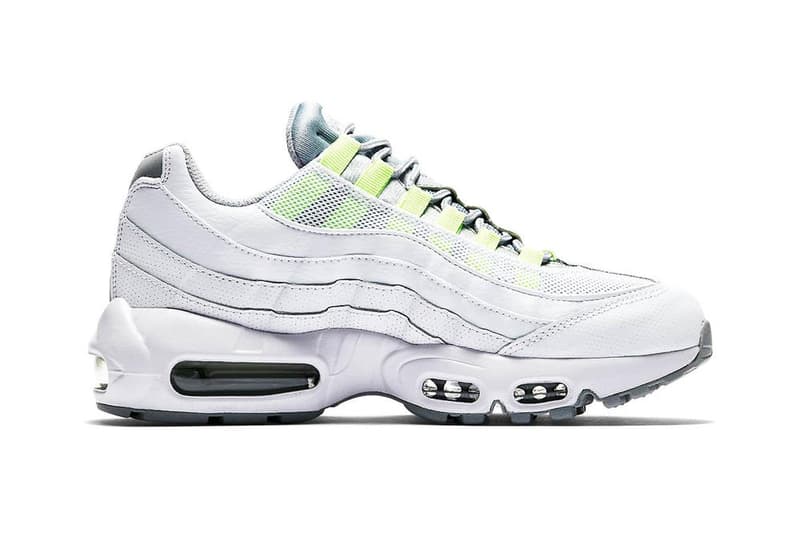 Nike Air Max 95 にナイトアウトで真価を発揮する新色 “Neon” が追加 今野直隆のMAGIC STICK AF1 VIPを彷彿させるホワイトを基調にしたAM95 日本におけるAir Max 95の存在価値は、他のどのスニーカーにも代えがたいものがある。それは現代ストリートを支える若者から〈Levi's®️(リーバイス)〉のヴィンテージデニムを履いた渋い大人まで、スニーカーと洋服をこよなく愛する人たちの足元を今なお支えていることが象徴している。 このセルジオ・ロザーノの発明品に、ホワイトを基調とした“Neon”の新色が仲間入り。人体の構造に着想を得たアッパーとミッドソールを白一色、そしてシュータンを眩しいシルバーで仕上げたクリーンな本作は、〈Nike(ナイキ)〉のシグネチャー カラーである細部のネオンイエローがアクセントをプラス。また、反射素材を用いた3Mのシューレースガードにより、ナイトライフにも映える一足となっている。 東京のストリートでこそ真価を発揮するであろうAir Max 95 “Neon”は、まもなく〈Nike〉の直営店ならびに一部キーアカウントにデリバリーされる見込みだ。 AM95マニアの方は、セリエAの名門ユベントスのビアンコネーロを纏った同モデルもお買い逃しのないように。