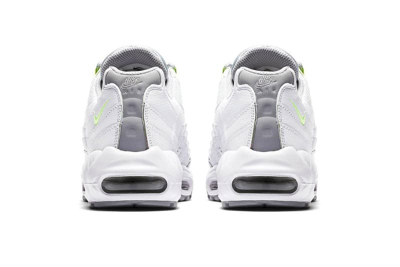 Nike Air Max 95 にナイトアウトで真価を発揮する新色 “Neon” が追加 今野直隆のMAGIC STICK AF1 VIPを彷彿させるホワイトを基調にしたAM95 日本におけるAir Max 95の存在価値は、他のどのスニーカーにも代えがたいものがある。それは現代ストリートを支える若者から〈Levi's®️(リーバイス)〉のヴィンテージデニムを履いた渋い大人まで、スニーカーと洋服をこよなく愛する人たちの足元を今なお支えていることが象徴している。 このセルジオ・ロザーノの発明品に、ホワイトを基調とした“Neon”の新色が仲間入り。人体の構造に着想を得たアッパーとミッドソールを白一色、そしてシュータンを眩しいシルバーで仕上げたクリーンな本作は、〈Nike(ナイキ)〉のシグネチャー カラーである細部のネオンイエローがアクセントをプラス。また、反射素材を用いた3Mのシューレースガードにより、ナイトライフにも映える一足となっている。 東京のストリートでこそ真価を発揮するであろうAir Max 95 “Neon”は、まもなく〈Nike〉の直営店ならびに一部キーアカウントにデリバリーされる見込みだ。 AM95マニアの方は、セリエAの名門ユベントスのビアンコネーロを纏った同モデルもお買い逃しのないように。
