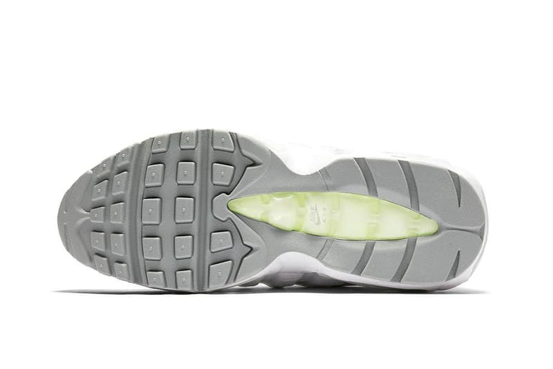 Nike Air Max 95 にナイトアウトで真価を発揮する新色 “Neon” が追加 今野直隆のMAGIC STICK AF1 VIPを彷彿させるホワイトを基調にしたAM95 日本におけるAir Max 95の存在価値は、他のどのスニーカーにも代えがたいものがある。それは現代ストリートを支える若者から〈Levi's®️(リーバイス)〉のヴィンテージデニムを履いた渋い大人まで、スニーカーと洋服をこよなく愛する人たちの足元を今なお支えていることが象徴している。 このセルジオ・ロザーノの発明品に、ホワイトを基調とした“Neon”の新色が仲間入り。人体の構造に着想を得たアッパーとミッドソールを白一色、そしてシュータンを眩しいシルバーで仕上げたクリーンな本作は、〈Nike(ナイキ)〉のシグネチャー カラーである細部のネオンイエローがアクセントをプラス。また、反射素材を用いた3Mのシューレースガードにより、ナイトライフにも映える一足となっている。 東京のストリートでこそ真価を発揮するであろうAir Max 95 “Neon”は、まもなく〈Nike〉の直営店ならびに一部キーアカウントにデリバリーされる見込みだ。 AM95マニアの方は、セリエAの名門ユベントスのビアンコネーロを纏った同モデルもお買い逃しのないように。