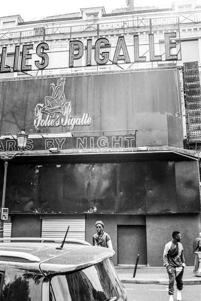 Pigalle がバスケ文化を讃える “Sunset to Duperré” コレクションをドロップ 色鮮やかなカラーパレットは〈Pigalle〉のバスケットコートにフックしたもの フランスのストリートシーンを世界基準へと押し上げた立役者〈Pigalle（ピガール）〉が、Stephane Ashpool（ステファン・アシュプール）の生まれ故郷にトリビュートを捧げる2018年夏コレクションを発表。Dexter Navy（デクスター・ネイヴィー）が撮影したルックブックでは、イエロー、ピンク、ブルーなど、〈Pigalle〉のバスケットコートと同色の色鮮やかなカラーパレットを採用した各種アパレルにクローズアップしている。  一見、トラックスーツや〈Pigalle〉のロゴTシャツといったカジュアルなスポーツウェアがキーピースに映るものの、Stephaneが公の場に登場する際に着用していることの多いテーラードジャケット＆スラックスも見逃し厳禁なアイテム。“Sunset to Duperré”コレクションは現在、パリに店舗を構える〈Pigalle Basketball〉の旗艦店にて発売中のようなので、今後は『Pigalle Tokyo』へのデリバリーにも期待しておこう。  バスケ好きの方は、〈The Elder Statesman（ジ エルダー ステイツマン）〉x NBAのコラボニットコレクションもあわせてご確認を。 HYPEBEAST