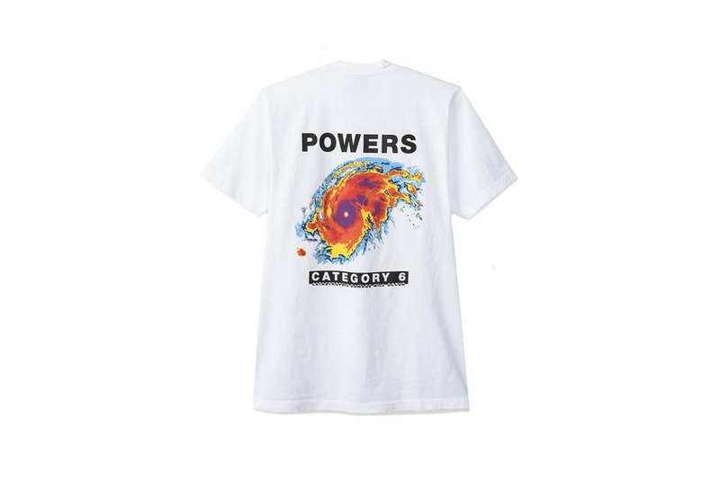 エリック・エルムズのグラフィックセンスが光る POWERS の2018年春夏コレクション W杯やレオナルド・ダ・ヴィンチの“ウィトルウィウス的人体図”などにオマージュを捧げた夏のマストハブが出揃う 〈Supreme（シュプリーム）〉や〈Nike（ナイキ）〉、〈Carhartt（カーハート）〉にもグラフィックを提供するEric Elms（エリック・エルムズ）のストリートレーベル〈POWERS（パワーズ）〉が、2018年春夏コレクションをリリースした。今季はクルーネックのスウェットシャツやS/S ＆ L/S Tシャツ、キャップ、ソックス、ピンなどを展開。各プロダクトには、W杯を彷彿させる国旗の球体を筆頭に「Pirelli（ピレリ）」のロゴ、Leonardo da Vinci（レオナルド・ダ・ヴィンチ）の“ウィトルウィウス的人体図”、人類進化の行進図などにオマージュを捧げるグラフィックがプリントされている。  上のフォトギャラリーからラインアップを確認した後は、夏の準備として〈POWERS〉のオンラインストアから気になるアイテムを購入しておこう。  あわせて、〈Kinfolk（キンフォーク）〉のJey Perie（ジェイ・ペリー）が〈POWERS〉設立時に行ったEric Elmsへのインタビューもプレイバックしてみてはいかがだろうか。