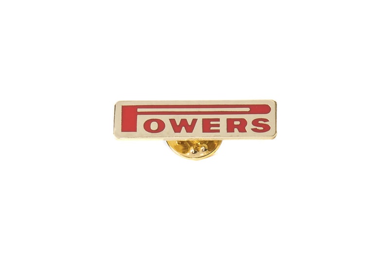 エリック・エルムズのグラフィックセンスが光る POWERS の2018年春夏コレクション W杯やレオナルド・ダ・ヴィンチの“ウィトルウィウス的人体図”などにオマージュを捧げた夏のマストハブが出揃う 〈Supreme（シュプリーム）〉や〈Nike（ナイキ）〉、〈Carhartt（カーハート）〉にもグラフィックを提供するEric Elms（エリック・エルムズ）のストリートレーベル〈POWERS（パワーズ）〉が、2018年春夏コレクションをリリースした。今季はクルーネックのスウェットシャツやS/S ＆ L/S Tシャツ、キャップ、ソックス、ピンなどを展開。各プロダクトには、W杯を彷彿させる国旗の球体を筆頭に「Pirelli（ピレリ）」のロゴ、Leonardo da Vinci（レオナルド・ダ・ヴィンチ）の“ウィトルウィウス的人体図”、人類進化の行進図などにオマージュを捧げるグラフィックがプリントされている。  上のフォトギャラリーからラインアップを確認した後は、夏の準備として〈POWERS〉のオンラインストアから気になるアイテムを購入しておこう。  あわせて、〈Kinfolk（キンフォーク）〉のJey Perie（ジェイ・ペリー）が〈POWERS〉設立時に行ったEric Elmsへのインタビューもプレイバックしてみてはいかがだろうか。