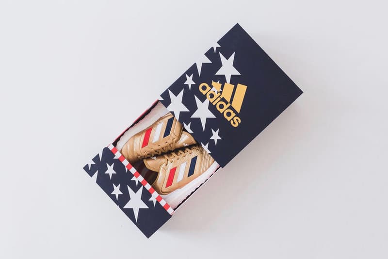 ロニー・ファイグが KITH x adidas のコラボ復活を示唆するティーザーを公開 W杯に先駆けてストリートで盛り上がりを見せるフットボールブームにロニーも参戦 「2018FIFAワールドカップ ロシア」の開催を目前に控える中、『KITH(キス)』と〈adidas Football(アディダス フットボール)〉のコラボレーションが帰ってくる。現代ストリートにおける最重要人物の一人、Ronnie Fieg(ロニー・ファイグ)は自身のInstagramとTwitterに複数枚の写真を投稿。〈adidas〉のパフォーマンスロゴを胸元に配した星条旗カラーのトラックジャージを纏うRonnieの前にはAce+ 16 UltraBOOST、そしてCopa UltraBOOSTと思しきモデルの2足が並んでいる。後者のモデルは眩しいゴールドのアッパーにアメリカ国旗の配色をしたスリーストライプスをセットし、ボックスも特別仕様に。また、その他にもユニフォームやGKジャージ、ショーツ、ソックス、タオルなどが登場する見込み。発売に関する詳細は、『KITH』からの正式アナウンスを待とう。 あわせて、『KITH』のコラボレートパートナーである〈adidas〉から登場した最新モデル、X18が主役を飾る『HYPEBEAST』のオリジナルビジュアルもチェックしてみてはいかがだろうか。